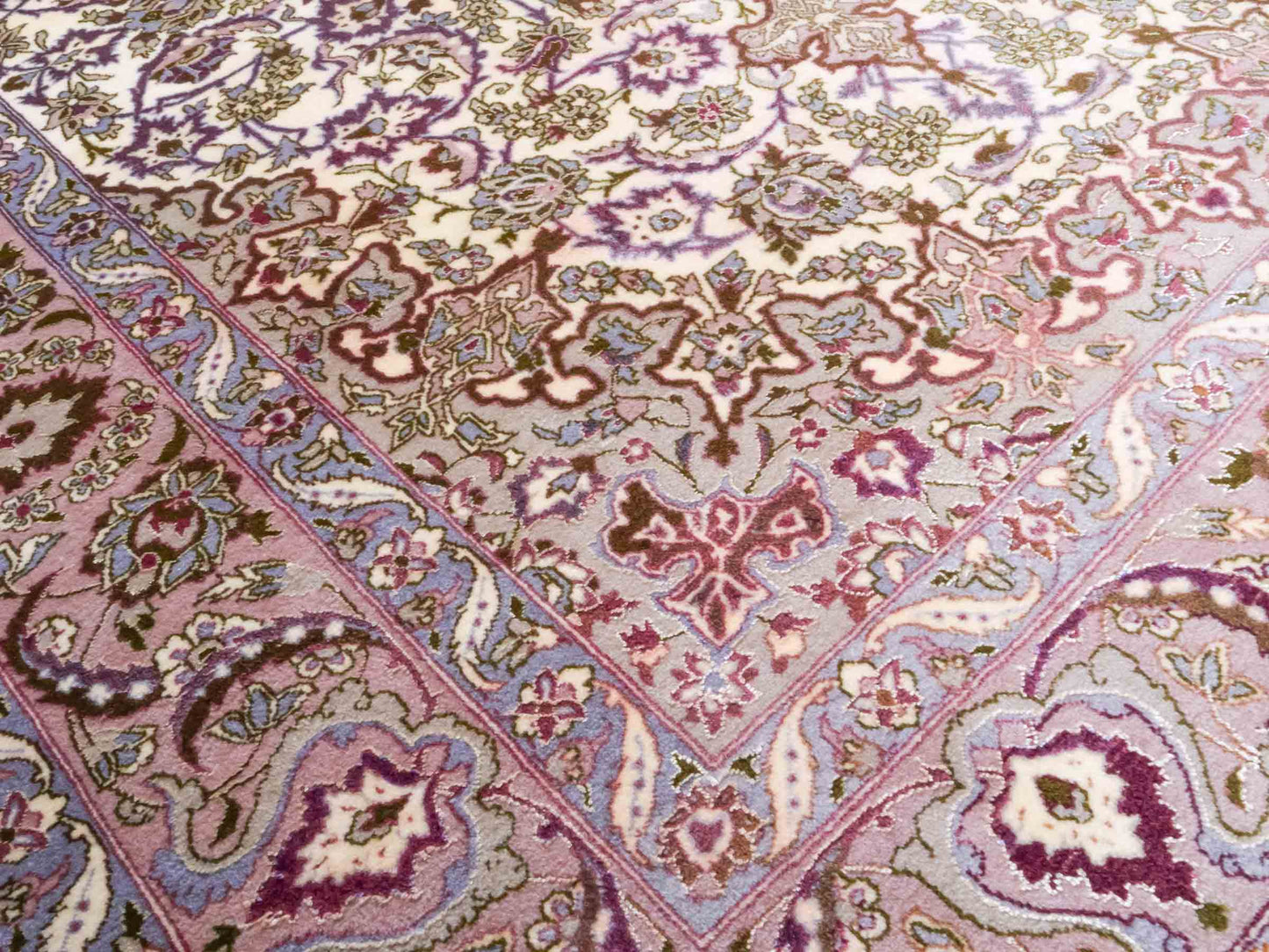 Handgeknüpfter Vintage Isfahan Perserteppich von Khademi aus Wolle mit Seide, beige-lila. Feiner, persischer Teppich mit Medaillon. Orientteppich, von Hand geknüpft in Iran. Größe: 165 x 113 cm. Teppichnummer: DB3-1042. Verkauf Jupiter Intl.