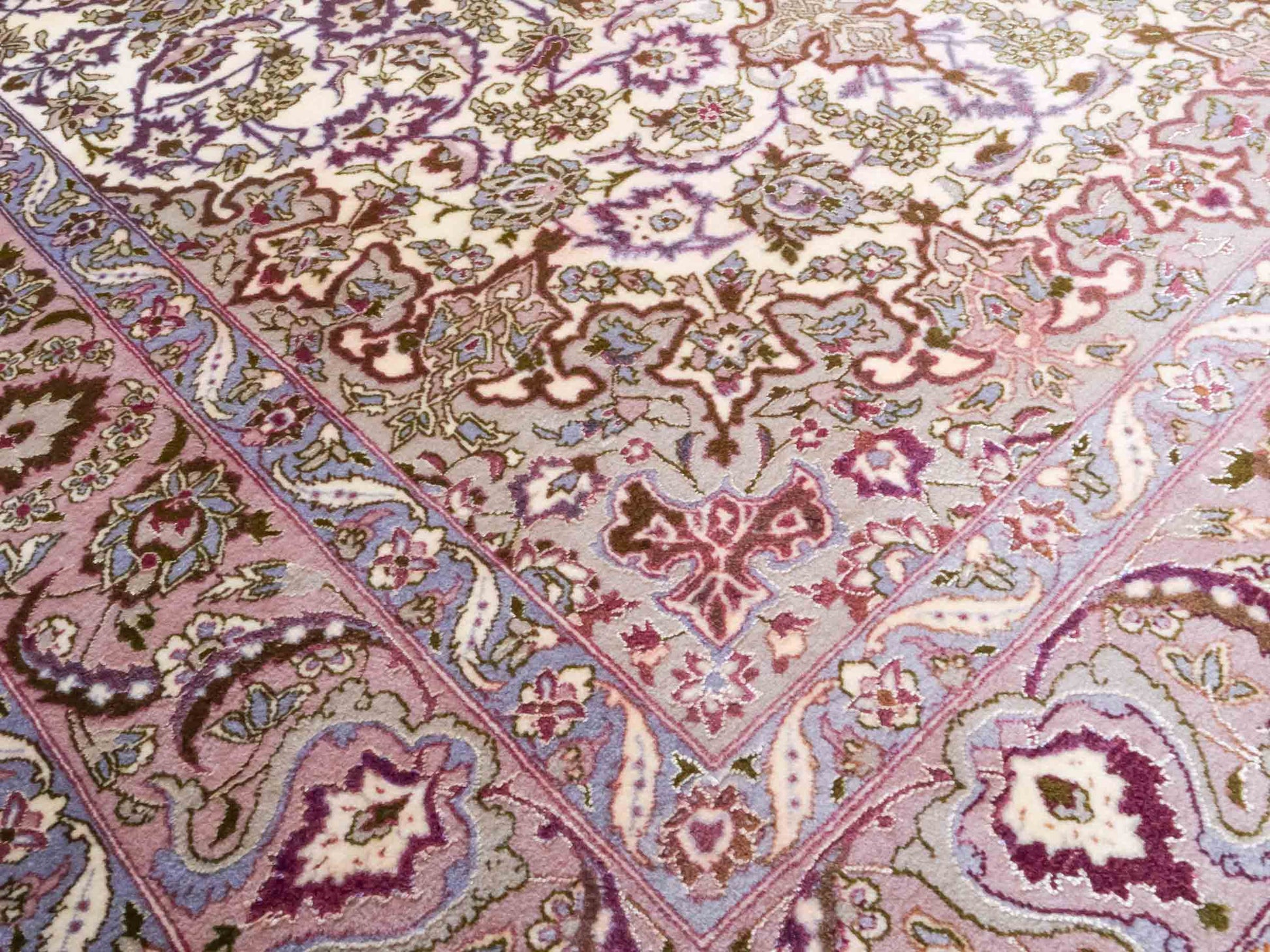 Handgeknüpfter Vintage Isfahan Perserteppich von Khademi aus Wolle mit Seide, beige-lila. Feiner, persischer Teppich mit Medaillon. Orientteppich, von Hand geknüpft in Iran. Größe: 165 x 113 cm. Teppichnummer: DB3-1042. Verkauf Jupiter Intl.