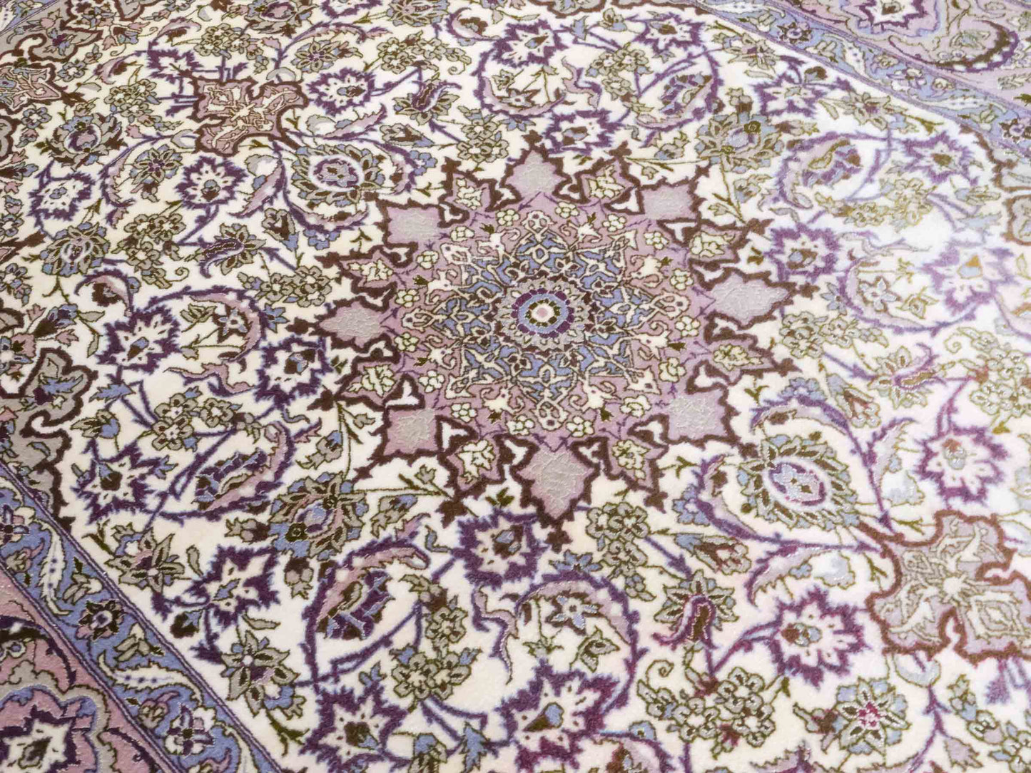 Handgeknüpfter Vintage Isfahan Perserteppich von Khademi aus Wolle mit Seide, beige-lila. Feiner, persischer Teppich mit Medaillon. Orientteppich, von Hand geknüpft in Iran. Größe: 165 x 113 cm. Teppichnummer: DB3-1042. Verkauf Jupiter Intl.