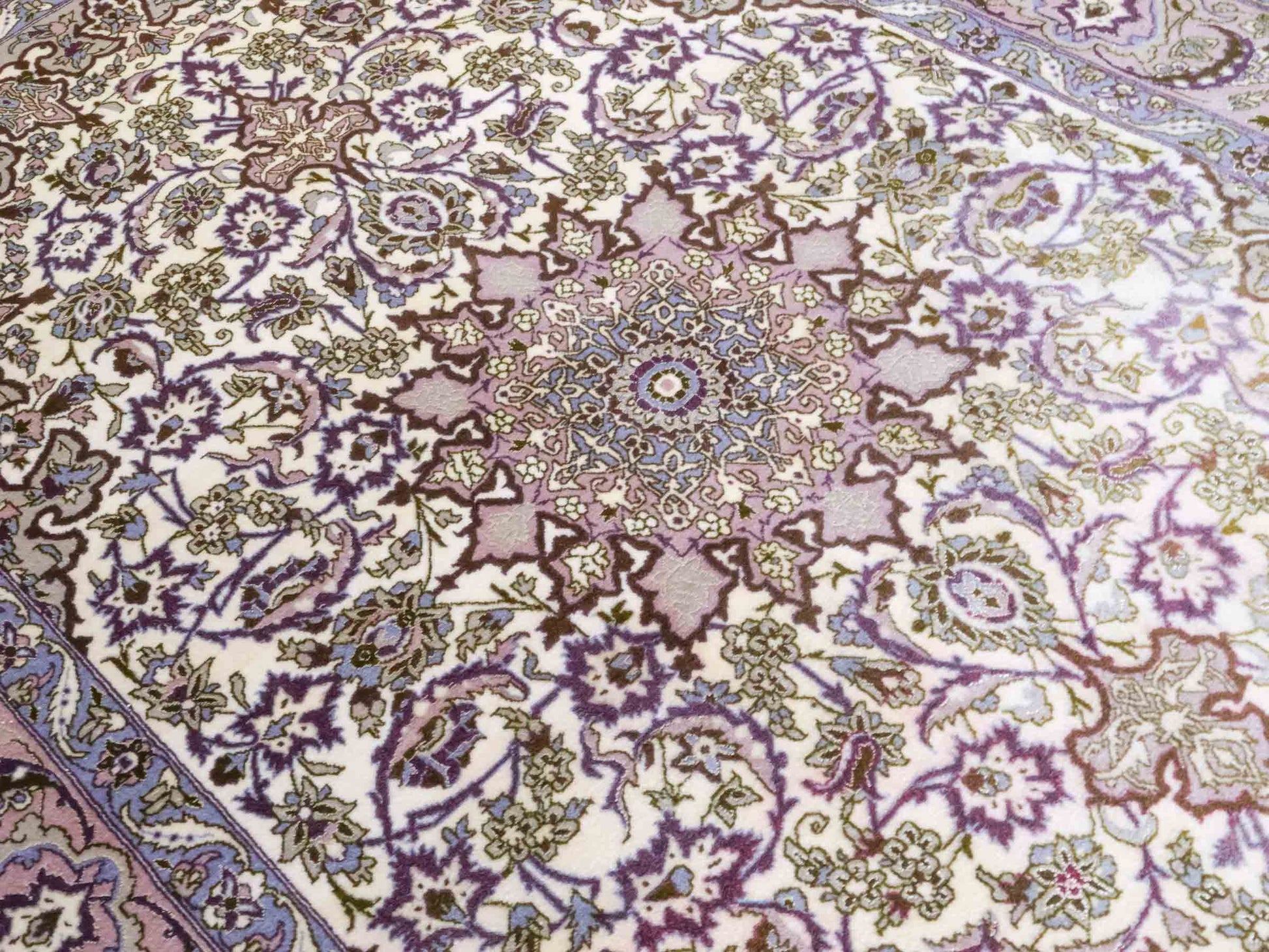 Handgeknüpfter Vintage Isfahan Perserteppich von Khademi aus Wolle mit Seide, beige-lila. Feiner, persischer Teppich mit Medaillon. Orientteppich, von Hand geknüpft in Iran. Größe: 165 x 113 cm. Teppichnummer: DB3-1042. Verkauf Jupiter Intl.
