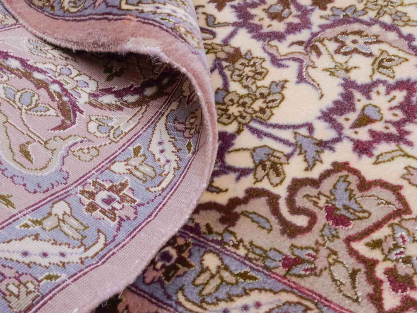 Handgeknüpfter Vintage Isfahan Perserteppich von Khademi aus Wolle mit Seide, beige-lila. Feiner, persischer Teppich mit Medaillon. Orientteppich, von Hand geknüpft in Iran. Größe: 165 x 113 cm. Teppichnummer: DB3-1042. Verkauf Jupiter Intl.