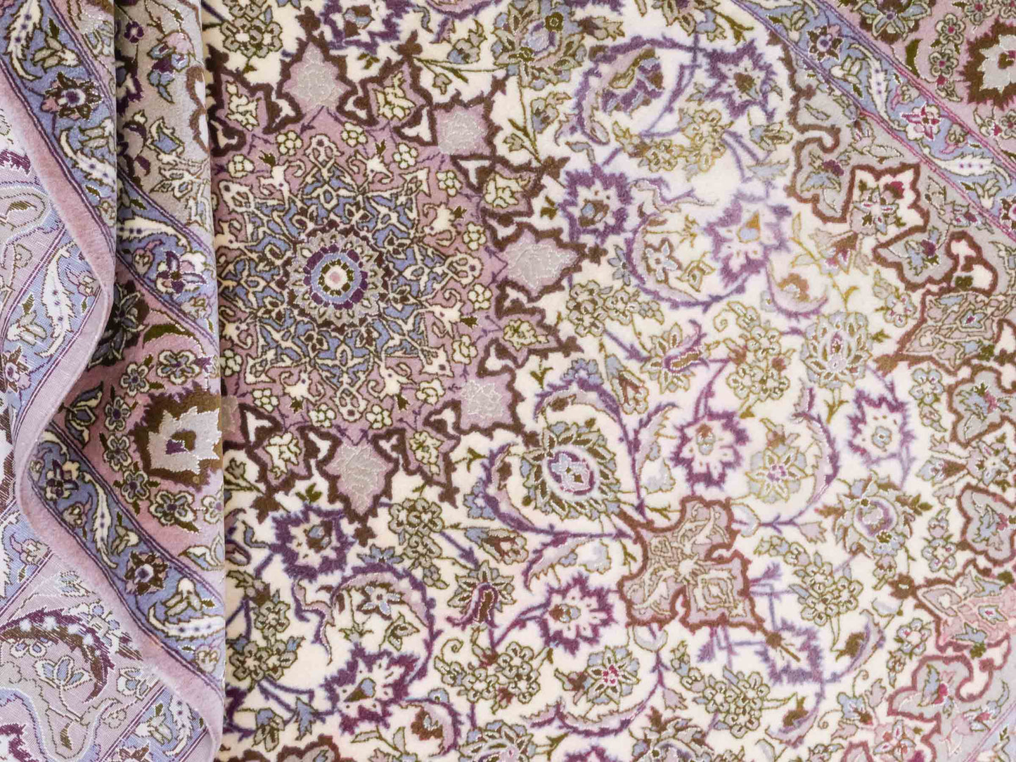 Handgeknüpfter Vintage Isfahan Perserteppich von Khademi aus Wolle mit Seide, beige-lila. Feiner, persischer Teppich mit Medaillon. Orientteppich, von Hand geknüpft in Iran. Größe: 165 x 113 cm. Teppichnummer: DB3-1042. Verkauf Jupiter Intl.