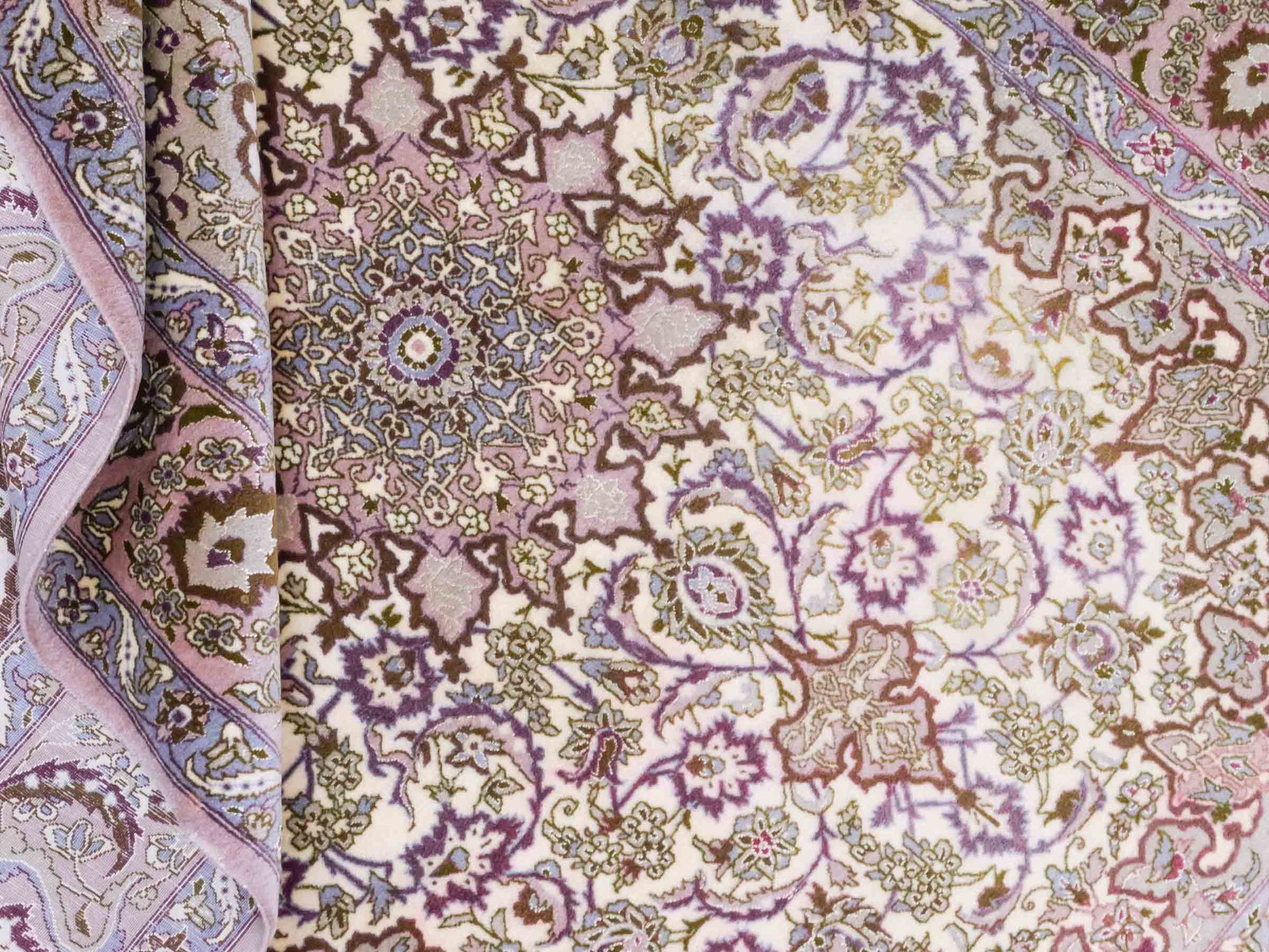 Handgeknüpfter Vintage Isfahan Perserteppich von Khademi aus Wolle mit Seide, beige-lila. Feiner, persischer Teppich mit Medaillon. Orientteppich, von Hand geknüpft in Iran. Größe: 165 x 113 cm. Teppichnummer: DB3-1042. Verkauf Jupiter Intl.
