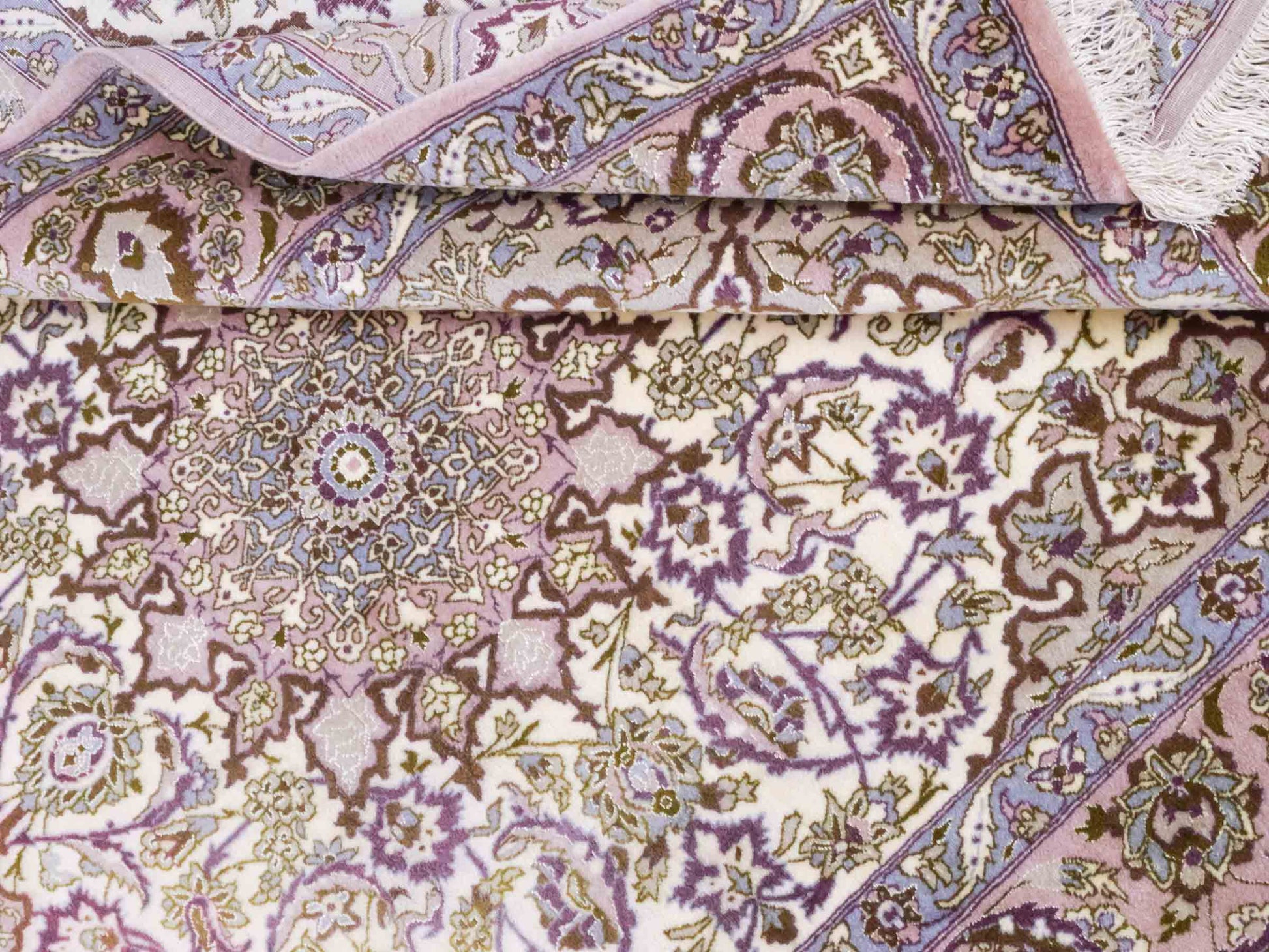 Handgeknüpfter Vintage Isfahan Perserteppich von Khademi aus Wolle mit Seide, beige-lila. Feiner, persischer Teppich mit Medaillon. Orientteppich, von Hand geknüpft in Iran. Größe: 165 x 113 cm. Teppichnummer: DB3-1042. Verkauf Jupiter Intl.