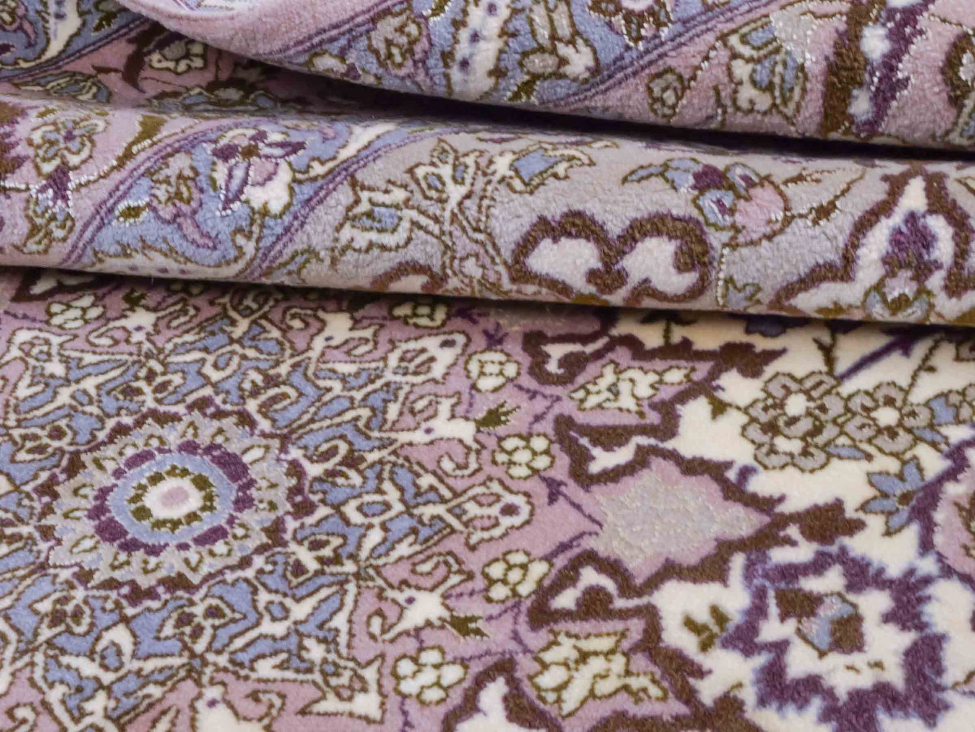 Handgeknüpfter Vintage Isfahan Perserteppich von Khademi aus Wolle mit Seide, beige-lila. Feiner, persischer Teppich mit Medaillon. Orientteppich, von Hand geknüpft in Iran. Größe: 165 x 113 cm. Teppichnummer: DB3-1042. Verkauf Jupiter Intl.