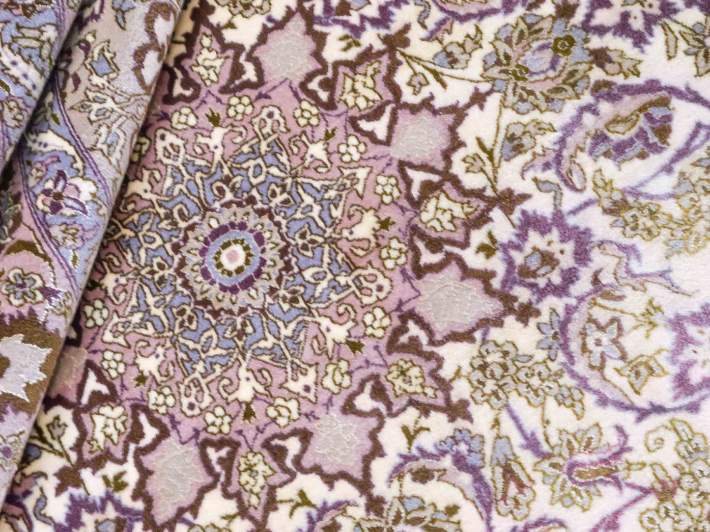 Handgeknüpfter Vintage Isfahan Perserteppich von Khademi aus Wolle mit Seide, beige-lila. Feiner, persischer Teppich mit Medaillon. Orientteppich, von Hand geknüpft in Iran. Größe: 165 x 113 cm. Teppichnummer: DB3-1042. Verkauf Jupiter Intl.
