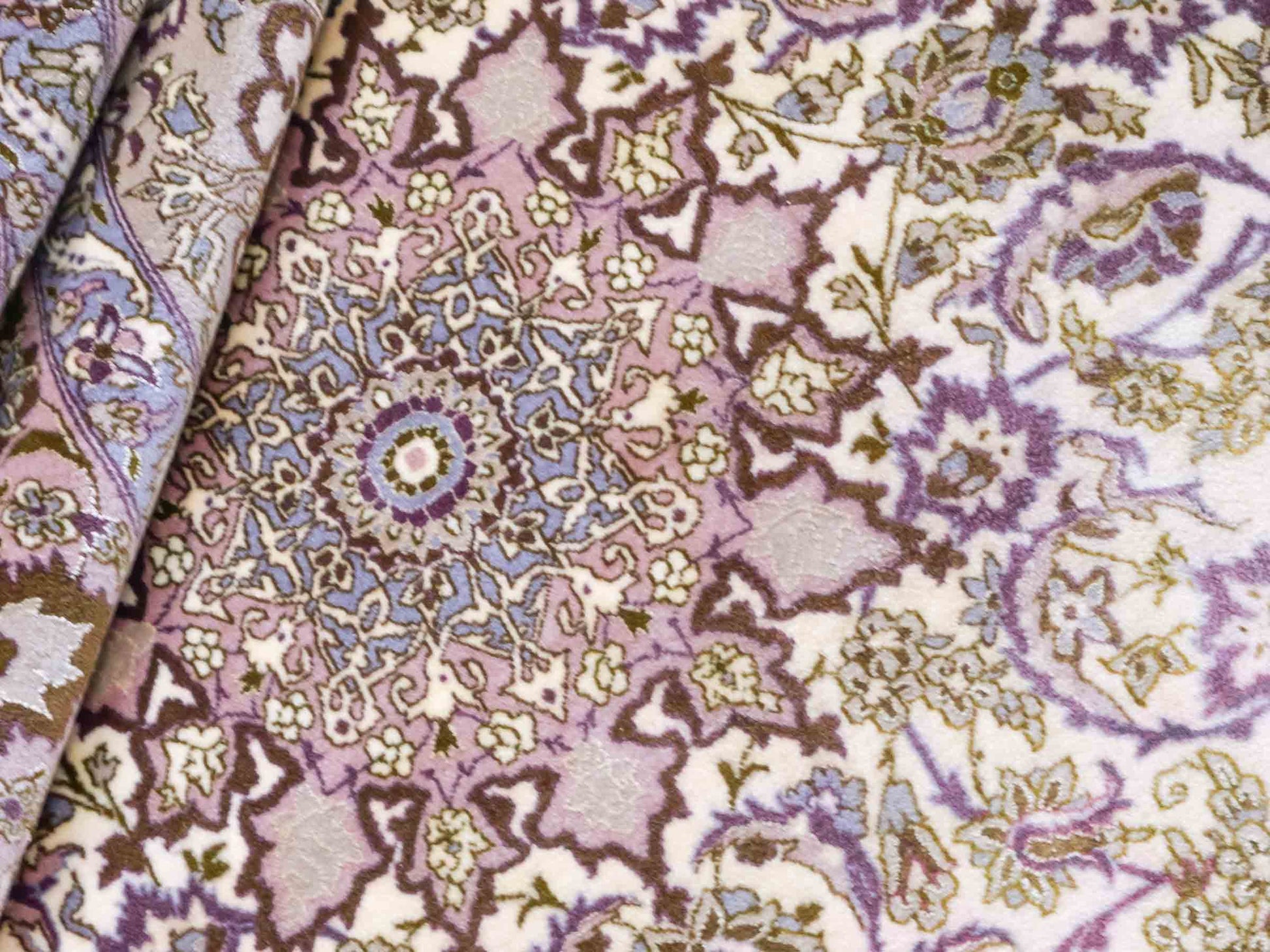 Handgeknüpfter Vintage Isfahan Perserteppich von Khademi aus Wolle mit Seide, beige-lila. Feiner, persischer Teppich mit Medaillon. Orientteppich, von Hand geknüpft in Iran. Größe: 165 x 113 cm. Teppichnummer: DB3-1042. Verkauf Jupiter Intl.