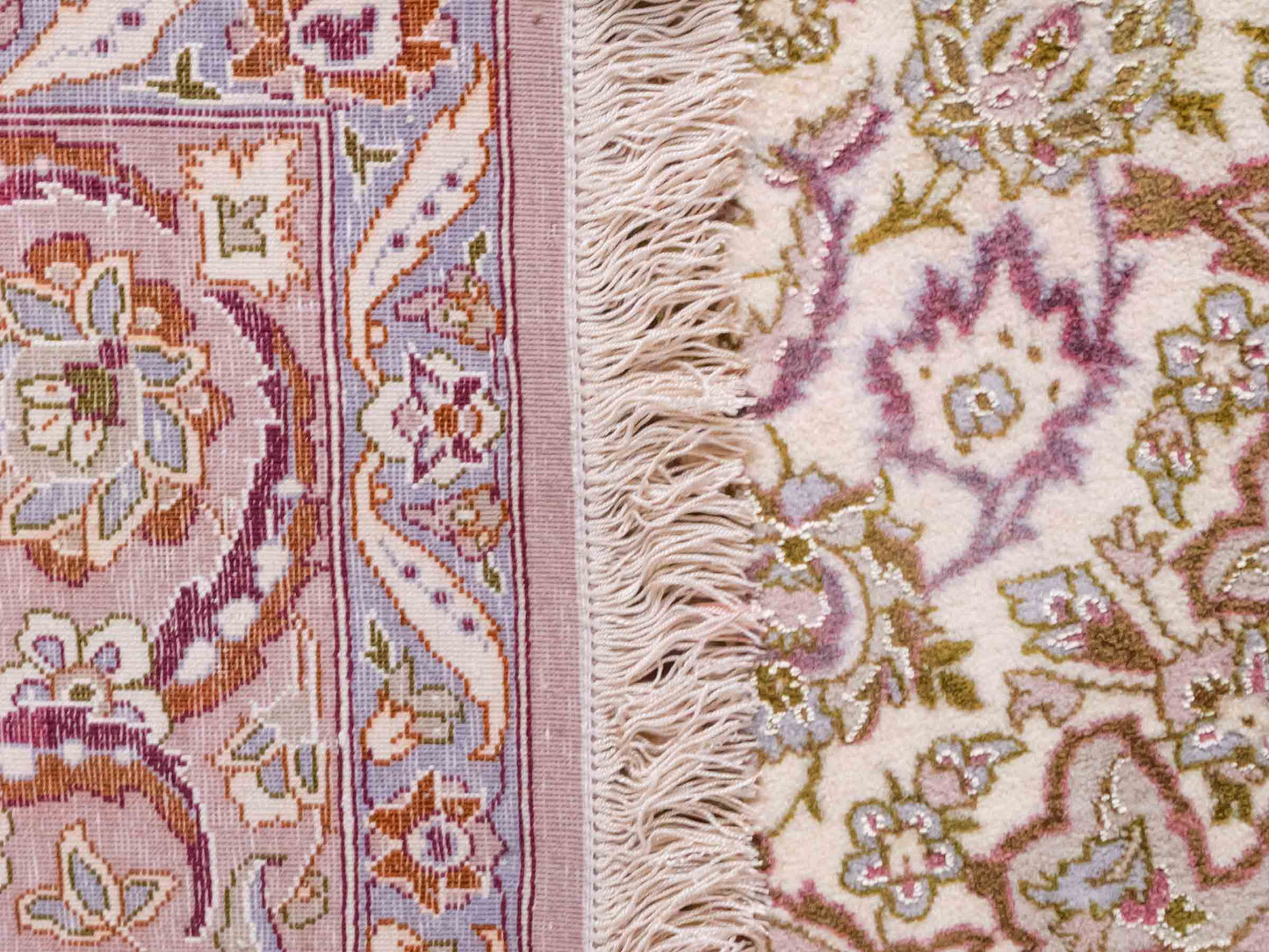 Handgeknüpfter Vintage Isfahan Perserteppich von Khademi aus Wolle mit Seide, beige-lila. Feiner, persischer Teppich mit Medaillon. Orientteppich, von Hand geknüpft in Iran. Größe: 165 x 113 cm. Teppichnummer: DB3-1042. Verkauf Jupiter Intl.
