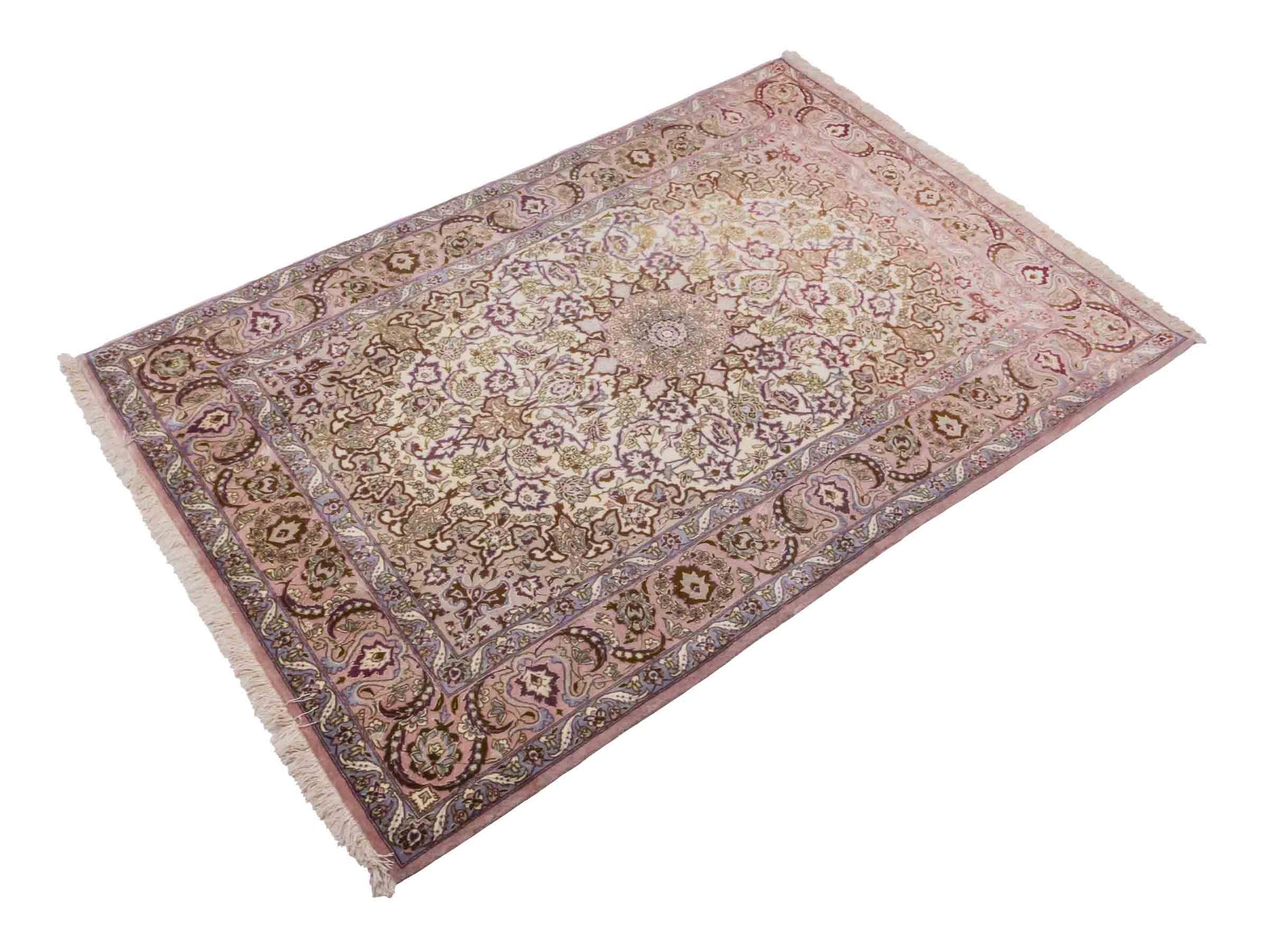 Handgeknüpfter Vintage Isfahan Perserteppich von Khademi aus Wolle mit Seide, beige-lila. Feiner, persischer Teppich mit Medaillon. Orientteppich, von Hand geknüpft in Iran. Größe: 165 x 113 cm. Teppichnummer: DB3-1042. Verkauf Jupiter Intl.
