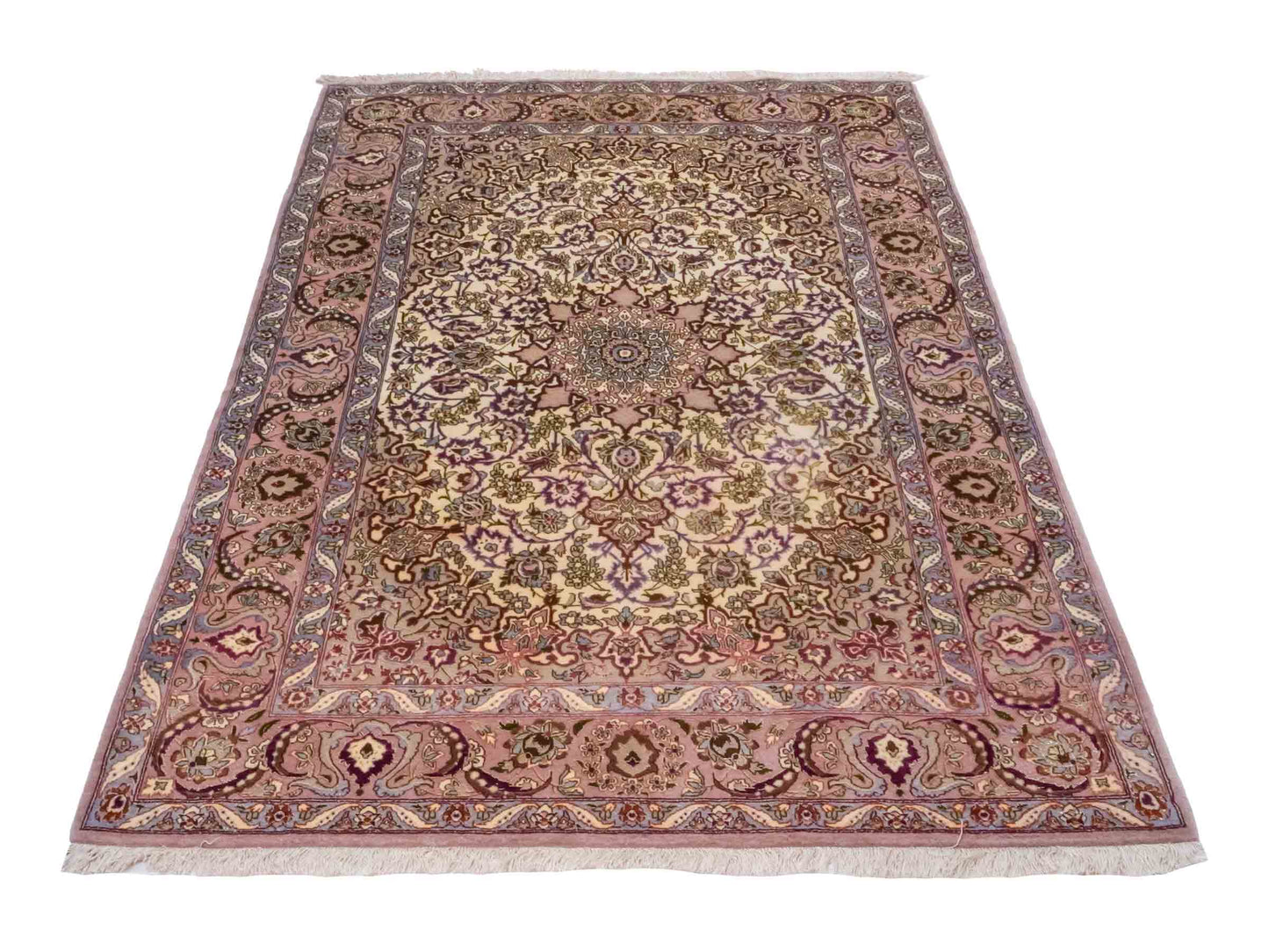 Handgeknüpfter Vintage Isfahan Perserteppich von Khademi aus Wolle mit Seide, beige-lila. Feiner, persischer Teppich mit Medaillon. Orientteppich, von Hand geknüpft in Iran. Größe: 165 x 113 cm. Teppichnummer: DB3-1042. Verkauf Jupiter Intl.