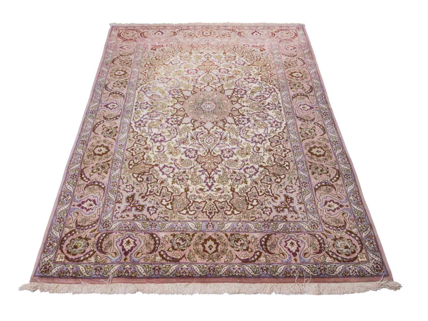 Handgeknüpfter Vintage Isfahan Perserteppich von Khademi aus Wolle mit Seide, beige-lila. Feiner, persischer Teppich mit Medaillon. Orientteppich, von Hand geknüpft in Iran. Größe: 165 x 113 cm. Teppichnummer: DB3-1042. Verkauf Jupiter Intl.