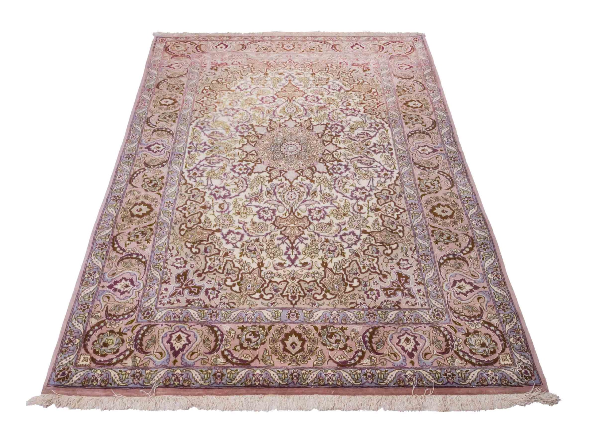 Handgeknüpfter Vintage Isfahan Perserteppich von Khademi aus Wolle mit Seide, beige-lila. Feiner, persischer Teppich mit Medaillon. Orientteppich, von Hand geknüpft in Iran. Größe: 165 x 113 cm. Teppichnummer: DB3-1042. Verkauf Jupiter Intl.