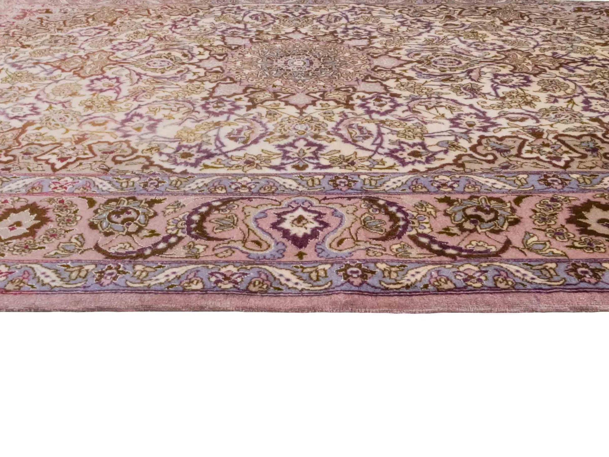 Handgeknüpfter Vintage Isfahan Perserteppich von Khademi aus Wolle mit Seide, beige-lila. Feiner, persischer Teppich mit Medaillon. Orientteppich, von Hand geknüpft in Iran. Größe: 165 x 113 cm. Teppichnummer: DB3-1042. Verkauf Jupiter Intl.