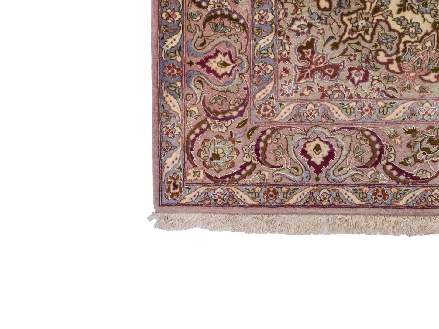 Handgeknüpfter Vintage Isfahan Perserteppich von Khademi aus Wolle mit Seide, beige-lila. Feiner, persischer Teppich mit Medaillon. Orientteppich, von Hand geknüpft in Iran. Größe: 165 x 113 cm. Teppichnummer: DB3-1042. Verkauf Jupiter Intl.
