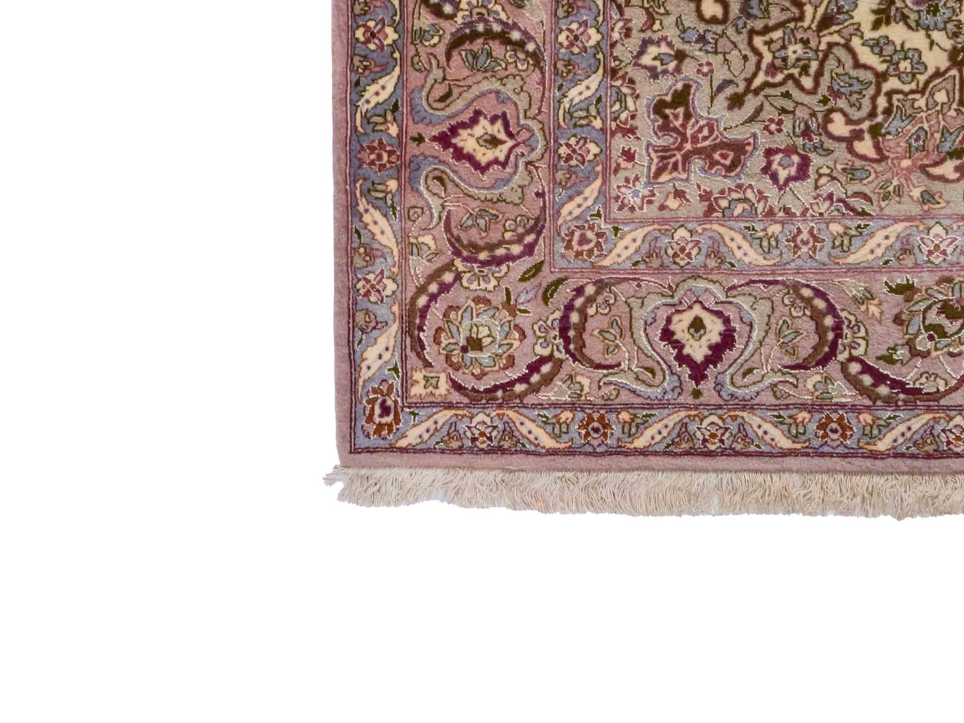 Handgeknüpfter Vintage Isfahan Perserteppich von Khademi aus Wolle mit Seide, beige-lila. Feiner, persischer Teppich mit Medaillon. Orientteppich, von Hand geknüpft in Iran. Größe: 165 x 113 cm. Teppichnummer: DB3-1042. Verkauf Jupiter Intl.