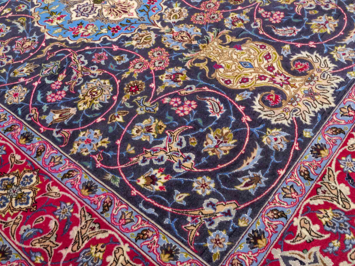 Handgeknüpfter Vintage Isfahan Perserteppich von Khademi aus Wolle mit Seide, blau-rot. Feiner, persischer Teppich mit Medaillon. Orientteppich, geknüpft in Iran. Größe: 169 x 113 cm. Teppichnummer: SB3-1066 | Jupiter Intl.