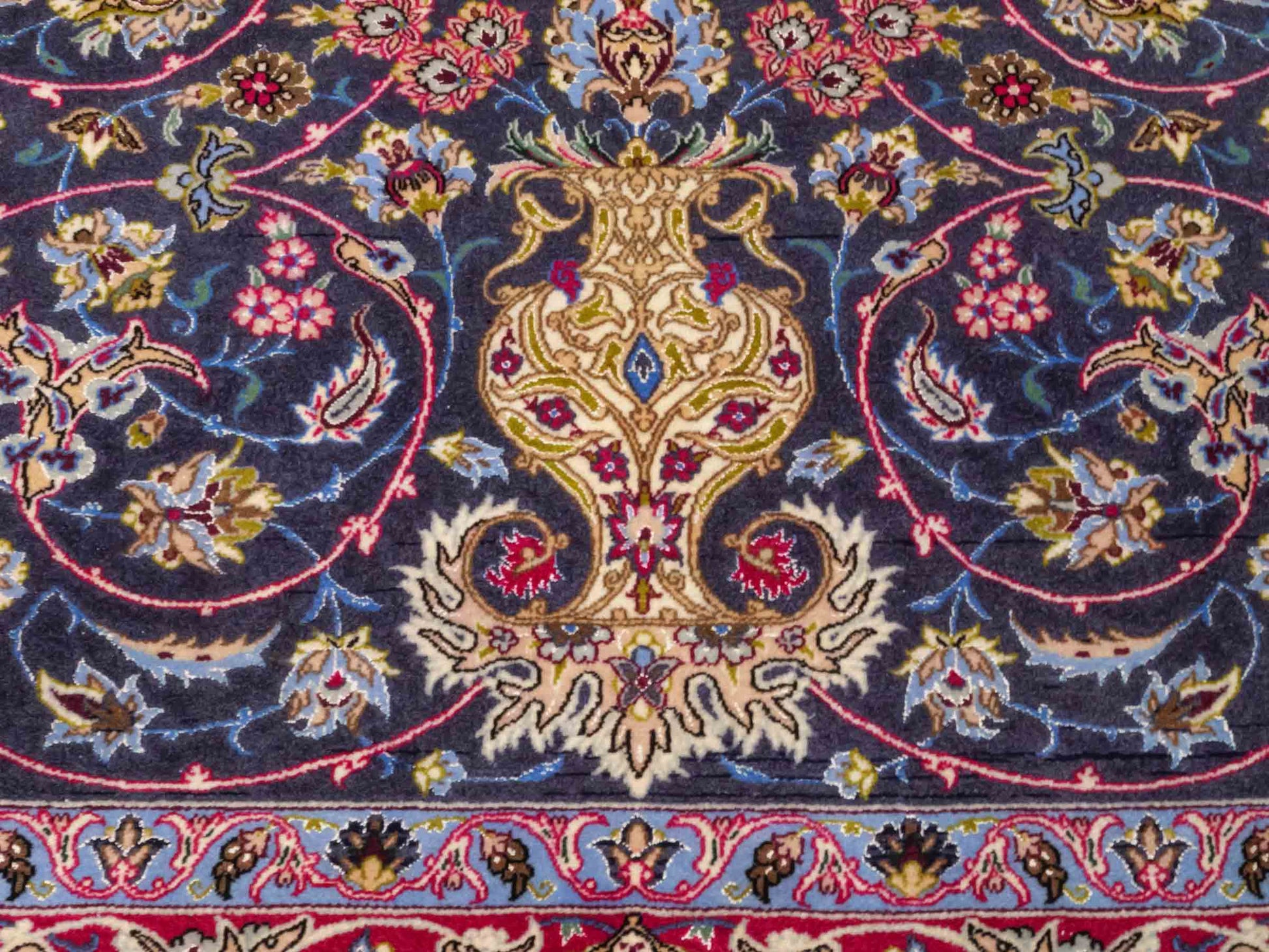 Handgeknüpfter Vintage Isfahan Perserteppich von Khademi aus Wolle mit Seide, blau-rot. Feiner, persischer Teppich mit Medaillon. Orientteppich, geknüpft in Iran. Größe: 169 x 113 cm. Teppichnummer: SB3-1066 | Jupiter Intl.