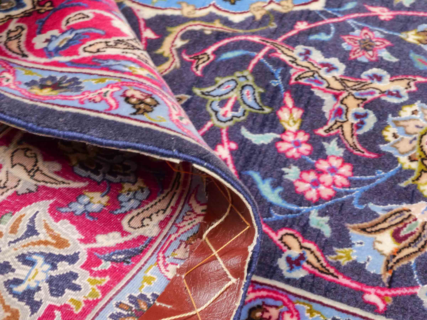 Handgeknüpfter Vintage Isfahan Perserteppich von Khademi aus Wolle mit Seide, blau-rot. Feiner, persischer Teppich mit Medaillon. Orientteppich, geknüpft in Iran. Größe: 169 x 113 cm. Teppichnummer: SB3-1066 | Jupiter Intl.