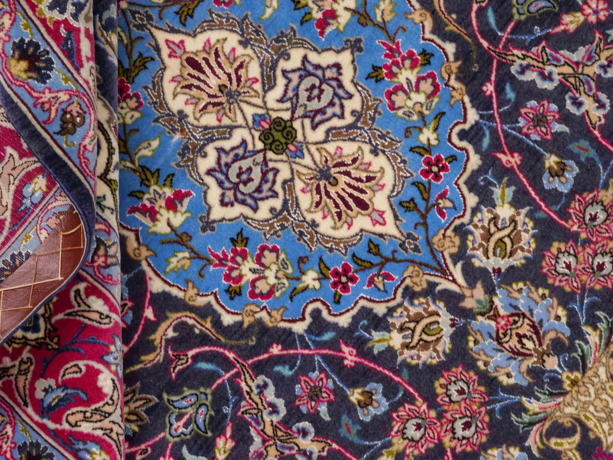 Handgeknüpfter Vintage Isfahan Perserteppich von Khademi aus Wolle mit Seide, blau-rot. Feiner, persischer Teppich mit Medaillon. Orientteppich, geknüpft in Iran. Größe: 169 x 113 cm. Teppichnummer: SB3-1066 | Jupiter Intl.