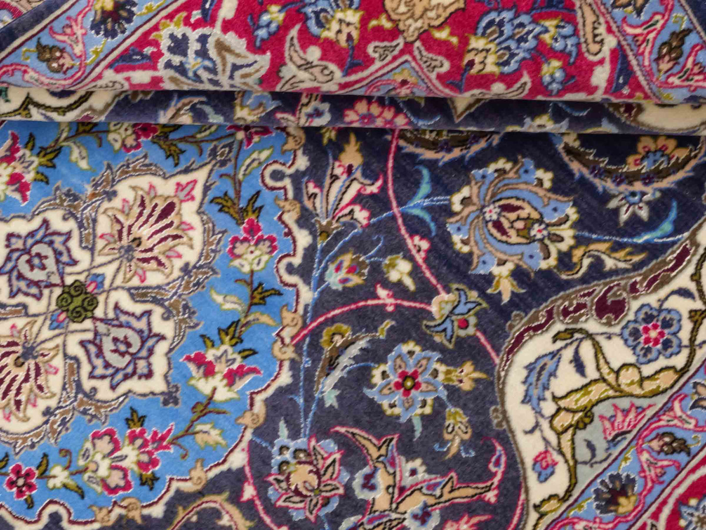 Handgeknüpfter Vintage Isfahan Perserteppich von Khademi aus Wolle mit Seide, blau-rot. Feiner, persischer Teppich mit Medaillon. Orientteppich, geknüpft in Iran. Größe: 169 x 113 cm. Teppichnummer: SB3-1066 | Jupiter Intl.