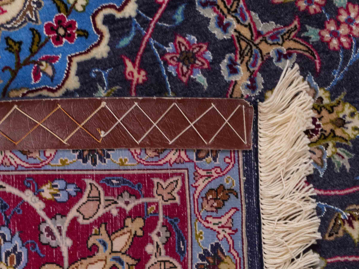 Handgeknüpfter Vintage Isfahan Perserteppich von Khademi aus Wolle mit Seide, blau-rot. Feiner, persischer Teppich mit Medaillon. Orientteppich, geknüpft in Iran. Größe: 169 x 113 cm. Teppichnummer: SB3-1066 | Jupiter Intl.