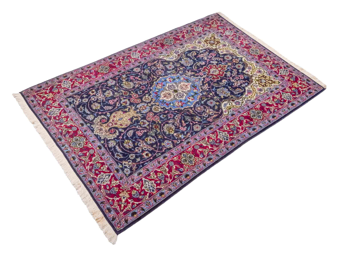 Handgeknüpfter Vintage Isfahan Perserteppich von Khademi aus Wolle mit Seide, blau-rot. Feiner, persischer Teppich mit Medaillon. Orientteppich, geknüpft in Iran. Größe: 169 x 113 cm. Teppichnummer: SB3-1066 | Jupiter Intl.