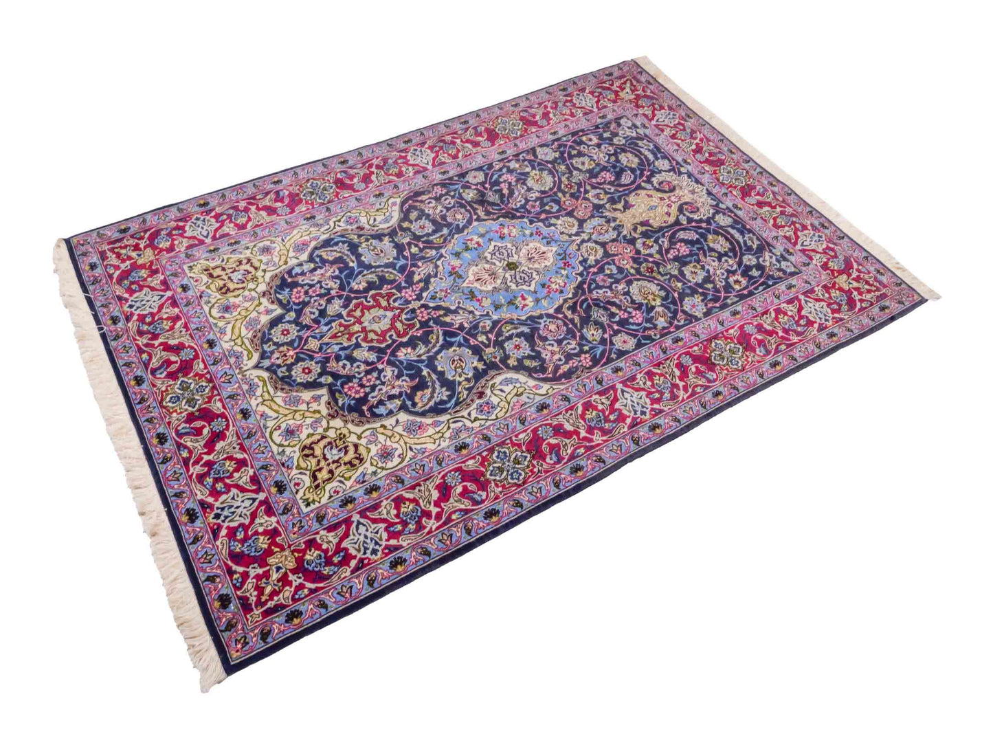 Handgeknüpfter Vintage Isfahan Perserteppich von Khademi aus Wolle mit Seide, blau-rot. Feiner, persischer Teppich mit Medaillon. Orientteppich, geknüpft in Iran. Größe: 169 x 113 cm. Teppichnummer: SB3-1066 | Jupiter Intl.
