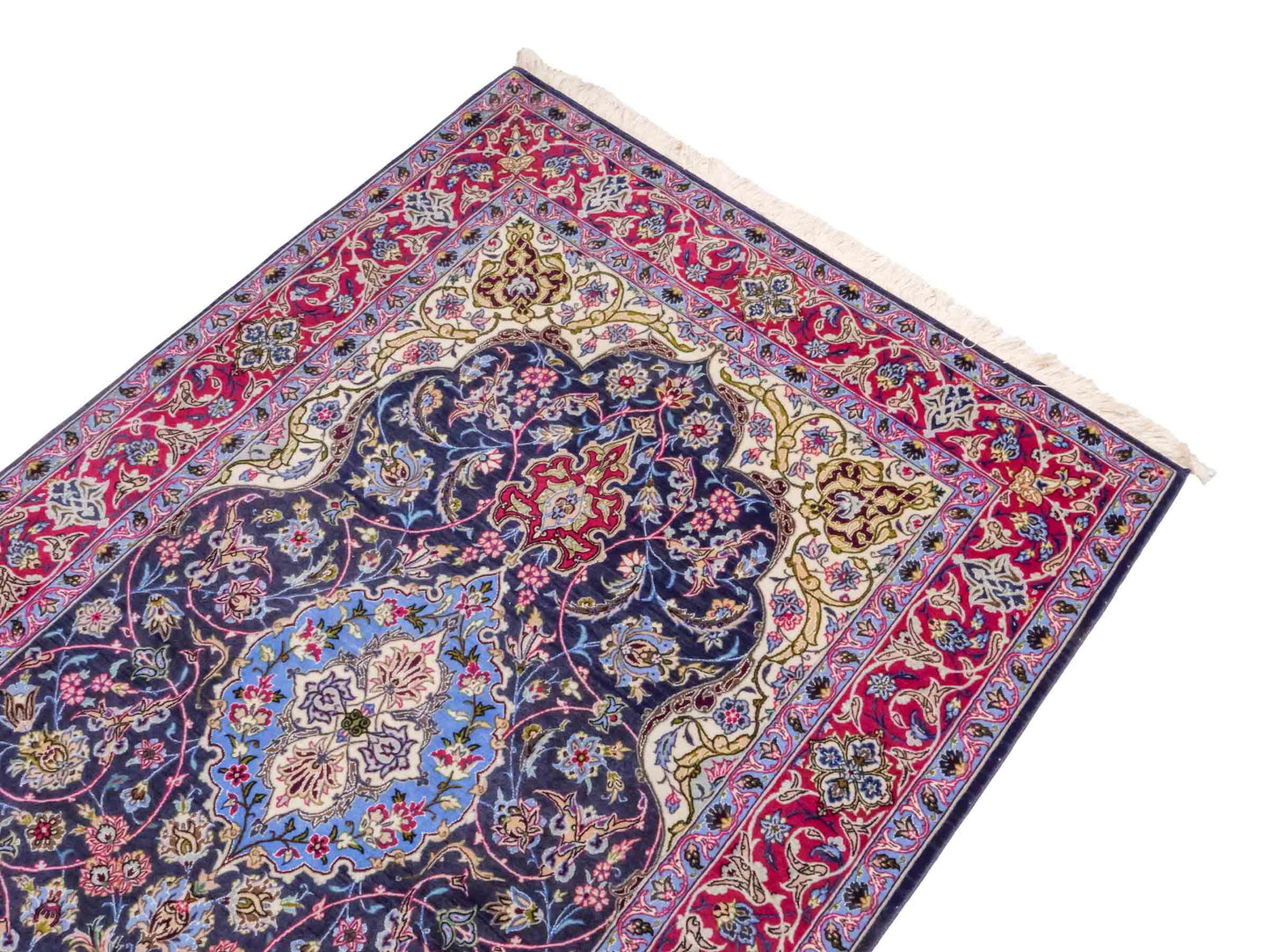 Handgeknüpfter Vintage Isfahan Perserteppich von Khademi aus Wolle mit Seide, blau-rot. Feiner, persischer Teppich mit Medaillon. Orientteppich, geknüpft in Iran. Größe: 169 x 113 cm. Teppichnummer: SB3-1066 | Jupiter Intl.
