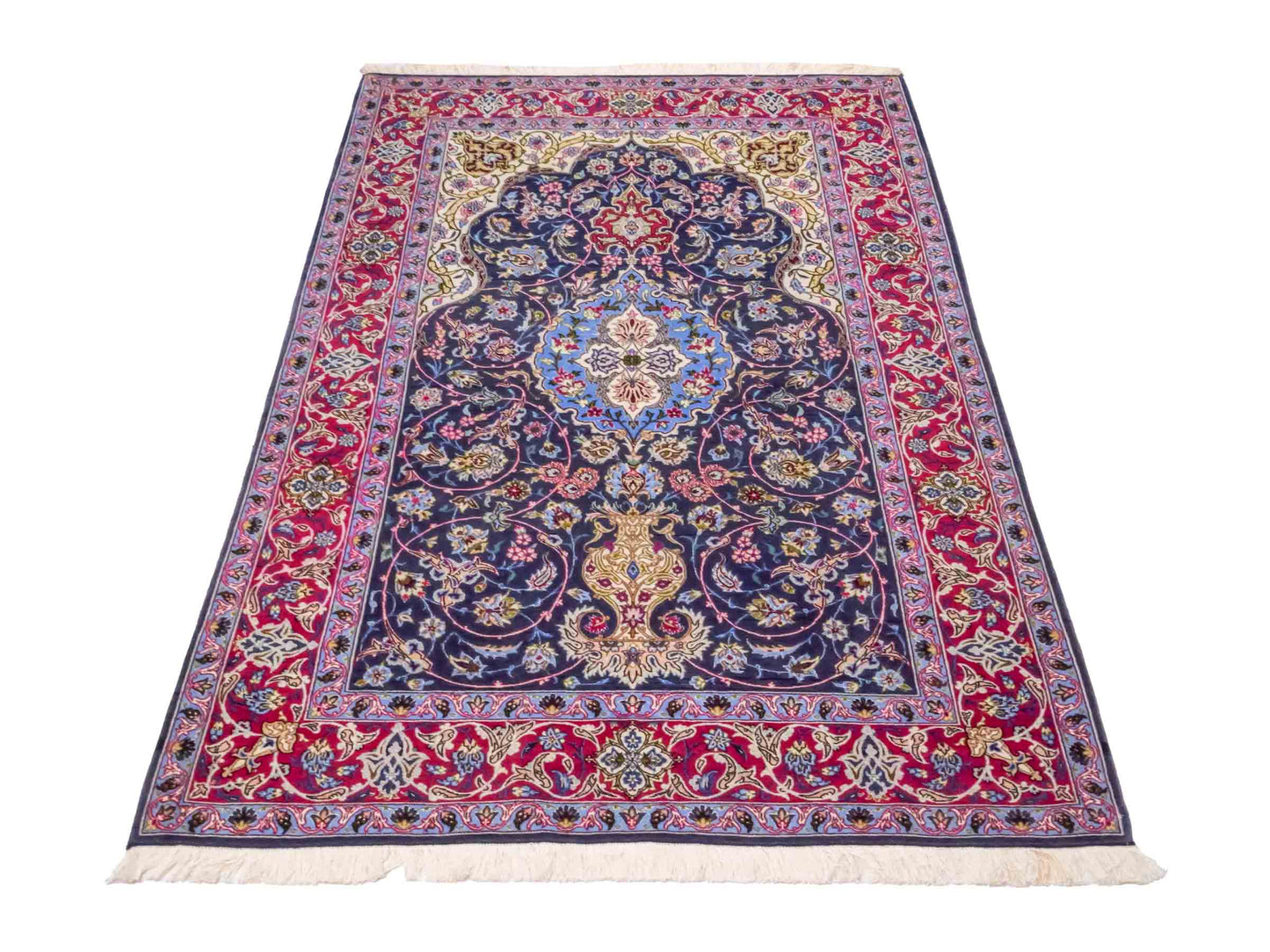 Handgeknüpfter Vintage Isfahan Perserteppich von Khademi aus Wolle mit Seide, blau-rot. Feiner, persischer Teppich mit Medaillon. Orientteppich, geknüpft in Iran. Größe: 169 x 113 cm. Teppichnummer: SB3-1066 | Jupiter Intl.