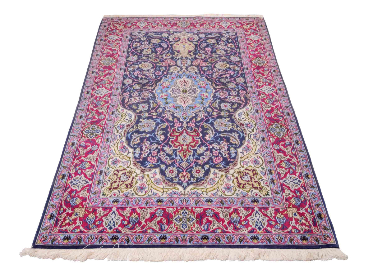 Handgeknüpfter Vintage Isfahan Perserteppich von Khademi aus Wolle mit Seide, blau-rot. Feiner, persischer Teppich mit Medaillon. Orientteppich, geknüpft in Iran. Größe: 169 x 113 cm. Teppichnummer: SB3-1066 | Jupiter Intl.