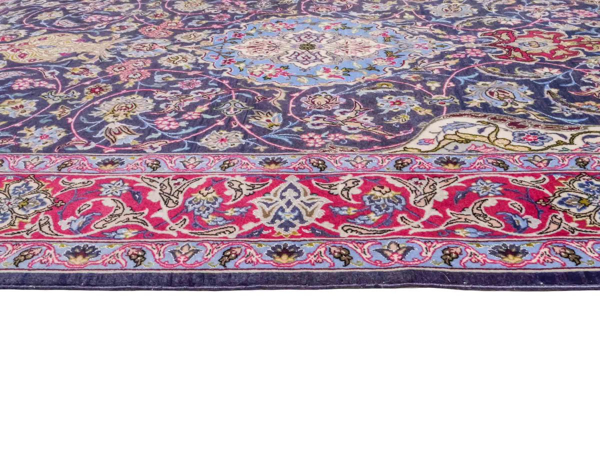 Handgeknüpfter Vintage Isfahan Perserteppich von Khademi aus Wolle mit Seide, blau-rot. Feiner, persischer Teppich mit Medaillon. Orientteppich, geknüpft in Iran. Größe: 169 x 113 cm. Teppichnummer: SB3-1066 | Jupiter Intl.