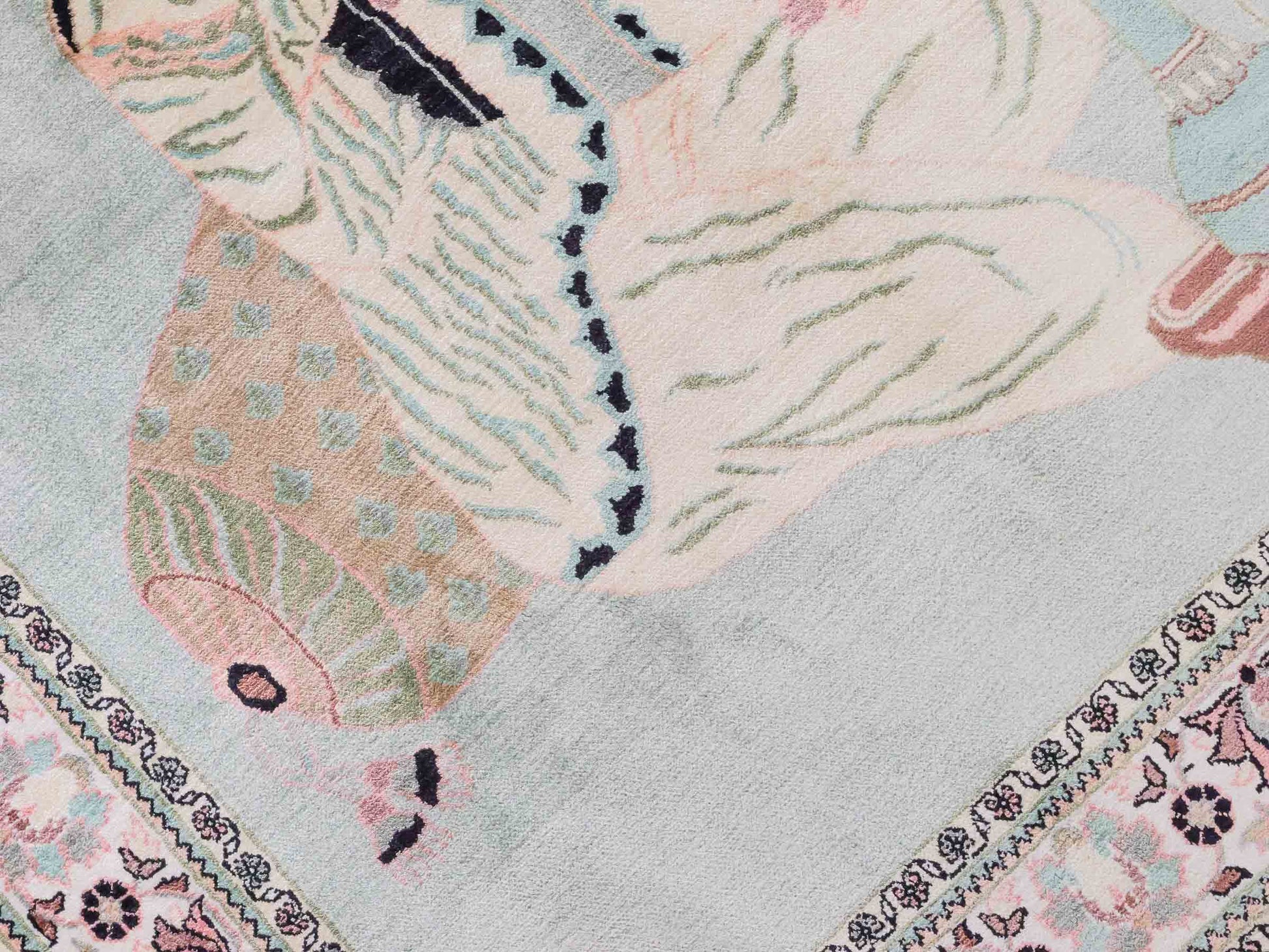 Handgeknüpfter Vintage Kaschmir Seidenteppich von Khademi aus Seide, mintgrün. Indischer Orientteppich mit figuralem Bildmotiv. Von Hand geknüpft in Iran / Persien. Größe: 191 cm x 122 cm. Teppichnummer: SB3-1125 | Jupiter Intl.