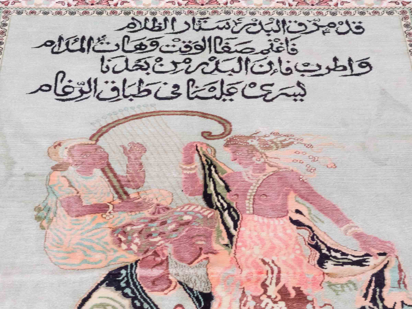 Handgeknüpfter Vintage Kaschmir Seidenteppich von Khademi aus Seide, mintgrün. Indischer Orientteppich mit figuralem Bildmotiv. Von Hand geknüpft in Iran / Persien. Größe: 191 cm x 122 cm. Teppichnummer: SB3-1125 | Jupiter Intl.