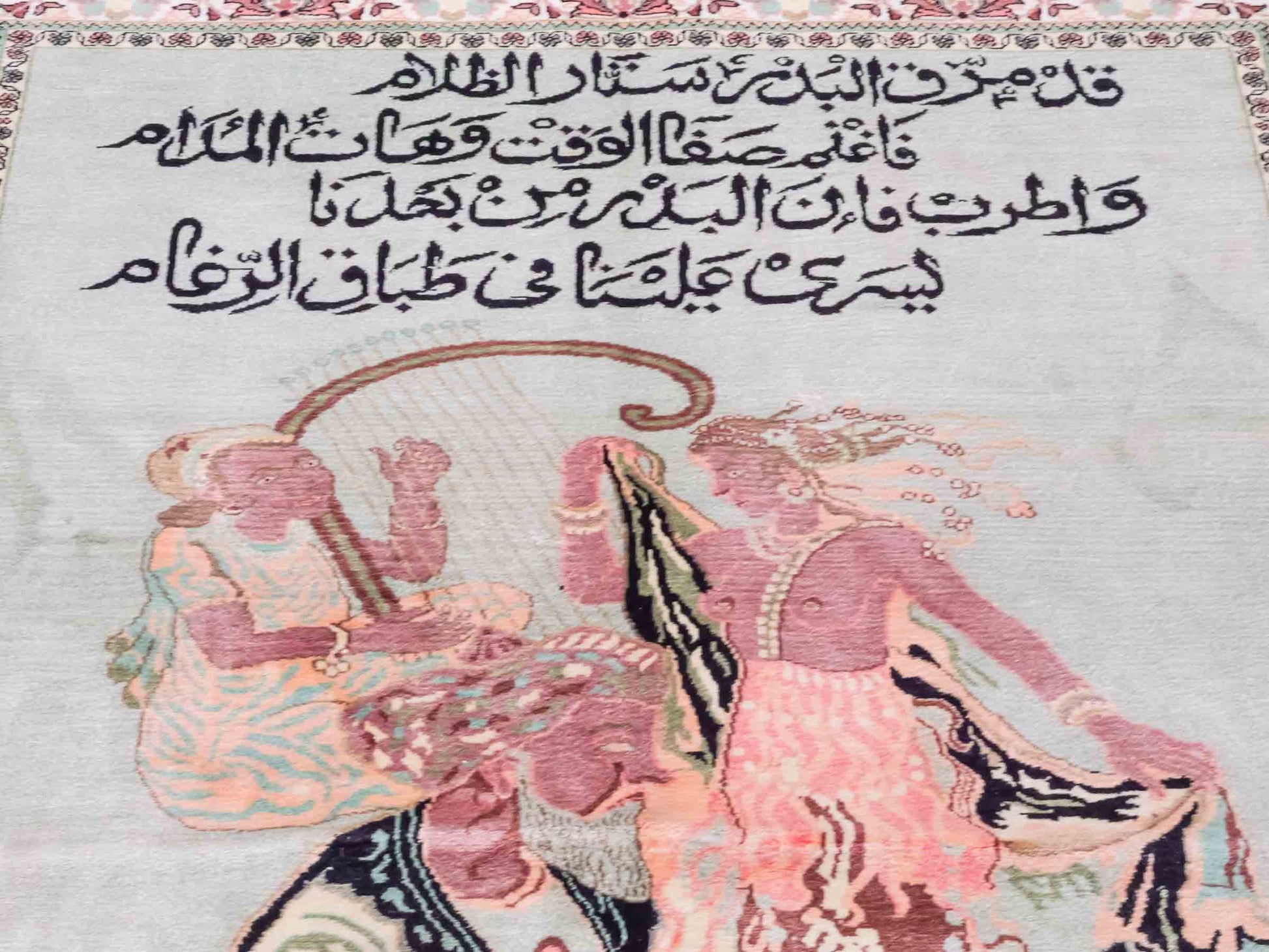 Handgeknüpfter Vintage Kaschmir Seidenteppich von Khademi aus Seide, mintgrün. Indischer Orientteppich mit figuralem Bildmotiv. Von Hand geknüpft in Iran / Persien. Größe: 191 cm x 122 cm. Teppichnummer: SB3-1125 | Jupiter Intl.