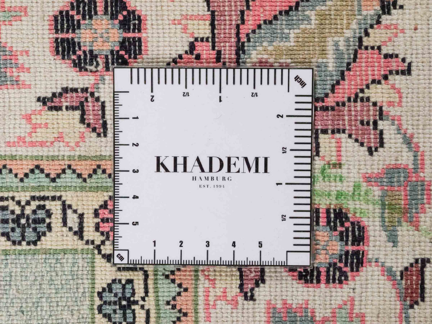 Handgeknüpfter Vintage Kaschmir Seidenteppich von Khademi aus Seide, mintgrün. Indischer Orientteppich mit figuralem Bildmotiv. Von Hand geknüpft in Iran / Persien. Größe: 191 cm x 122 cm. Teppichnummer: SB3-1125 | Jupiter Intl.