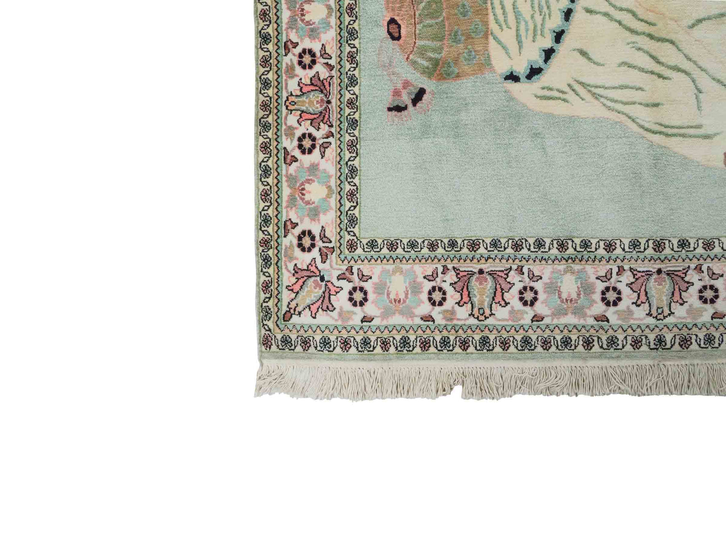 Handgeknüpfter Vintage Kaschmir Seidenteppich von Khademi aus Seide, mintgrün. Indischer Orientteppich mit figuralem Bildmotiv. Von Hand geknüpft in Iran / Persien. Größe: 191 cm x 122 cm. Teppichnummer: SB3-1125 | Jupiter Intl.