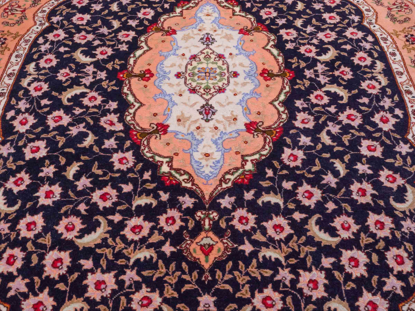Ovaler, handgeknüpfter Vintage Täbriz 50 Raj Perserteppich von Khademi aus Wolle mit Seide, orange-navy. Persischer Orientteppich. Von Hand geknüpft in Iran. Größe: 159 cm x 91 cm. Teppichnummer: SB3-1049. Verkauf durch Jupiter Intl.