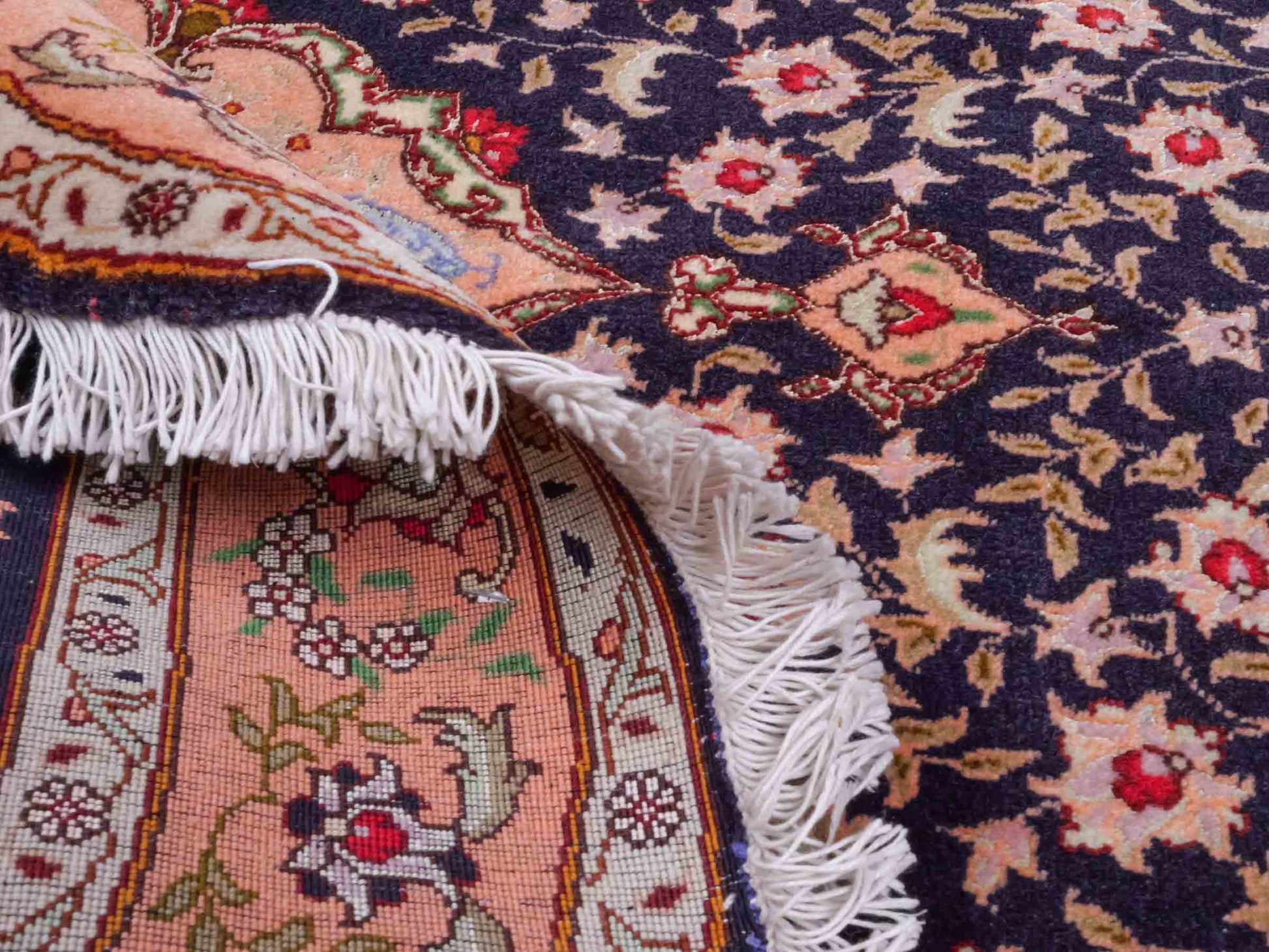 Ovaler, handgeknüpfter Vintage Täbriz 50 Raj Perserteppich von Khademi aus Wolle mit Seide, orange-navy. Persischer Orientteppich. Von Hand geknüpft in Iran. Größe: 159 cm x 91 cm. Teppichnummer: SB3-1049. Verkauf durch Jupiter Intl.