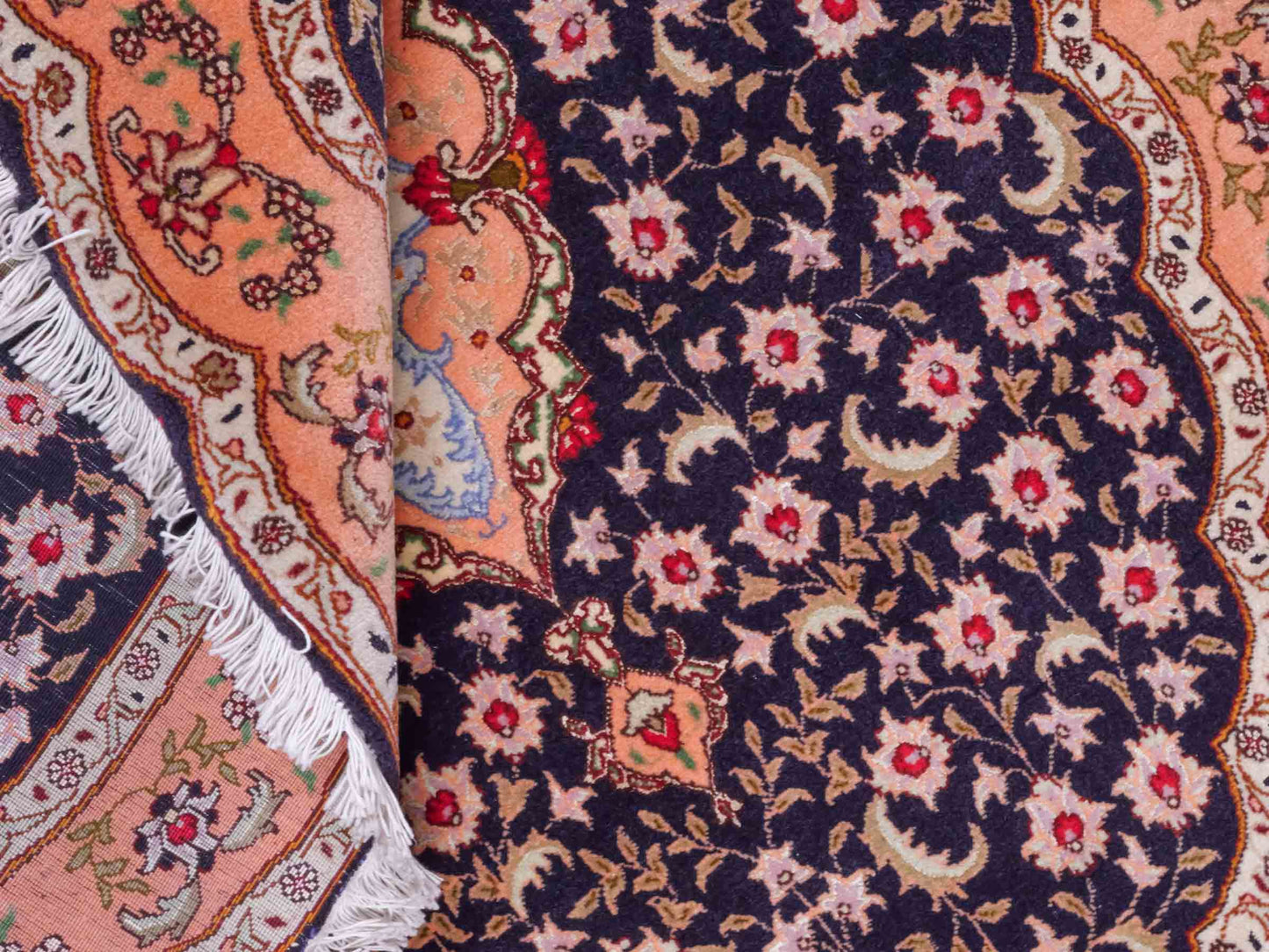 Ovaler, handgeknüpfter Vintage Täbriz 50 Raj Perserteppich von Khademi aus Wolle mit Seide, orange-navy. Persischer Orientteppich. Von Hand geknüpft in Iran. Größe: 159 cm x 91 cm. Teppichnummer: SB3-1049. Verkauf durch Jupiter Intl.