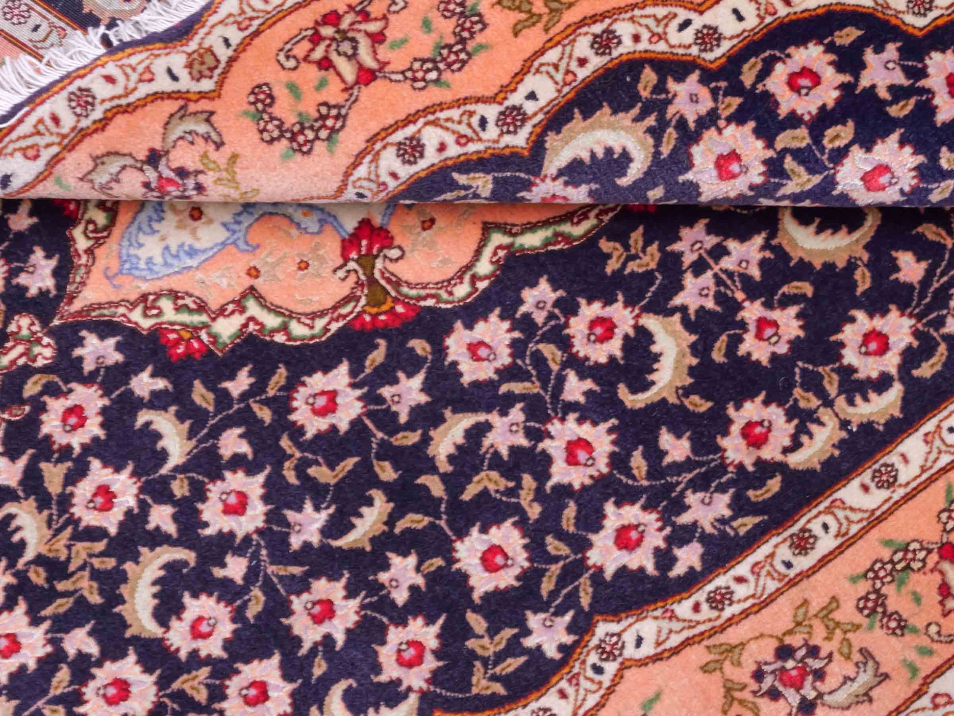 Ovaler, handgeknüpfter Vintage Täbriz 50 Raj Perserteppich von Khademi aus Wolle mit Seide, orange-navy. Persischer Orientteppich. Von Hand geknüpft in Iran. Größe: 159 cm x 91 cm. Teppichnummer: SB3-1049. Verkauf durch Jupiter Intl.