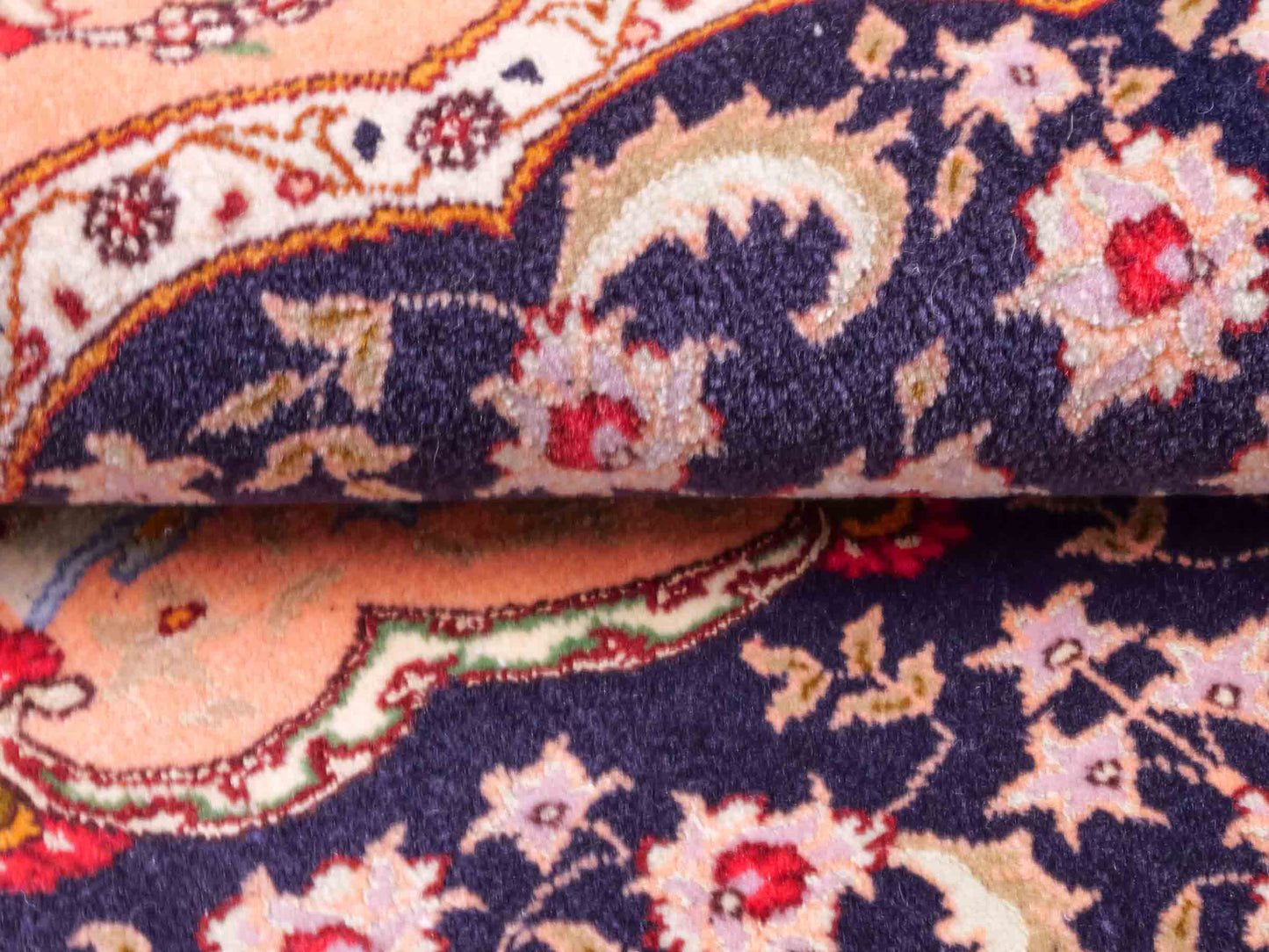 Ovaler, handgeknüpfter Vintage Täbriz 50 Raj Perserteppich von Khademi aus Wolle mit Seide, orange-navy. Persischer Orientteppich. Von Hand geknüpft in Iran. Größe: 159 cm x 91 cm. Teppichnummer: SB3-1049. Verkauf durch Jupiter Intl.
