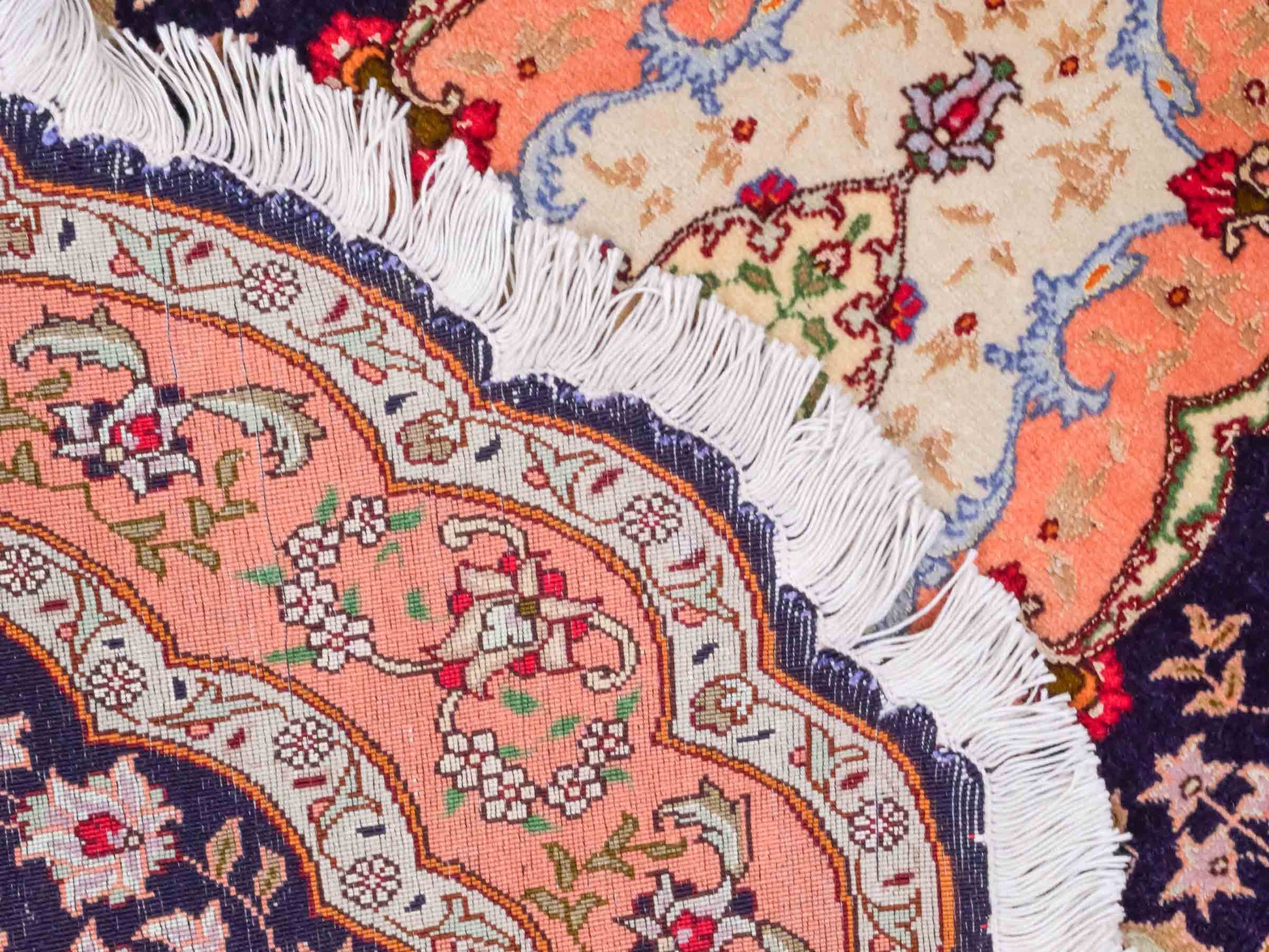 Ovaler, handgeknüpfter Vintage Täbriz 50 Raj Perserteppich von Khademi aus Wolle mit Seide, orange-navy. Persischer Orientteppich. Von Hand geknüpft in Iran. Größe: 159 cm x 91 cm. Teppichnummer: SB3-1049. Verkauf durch Jupiter Intl.