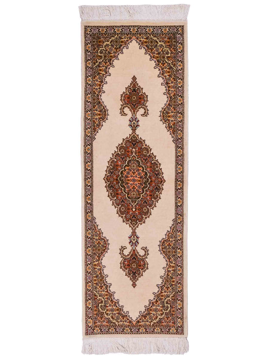 Handgeknüpfter Täbriz 40 Raj Läufer-Perserteppich von Khademi aus Wolle, cremeweiß-beige. Persischer Orientteppich. Von Hand geknüpft in Iran. Größe: 120 cm x 40 cm. Teppichnummer: SB3-1026. Verkauf durch Jupiter Intl.