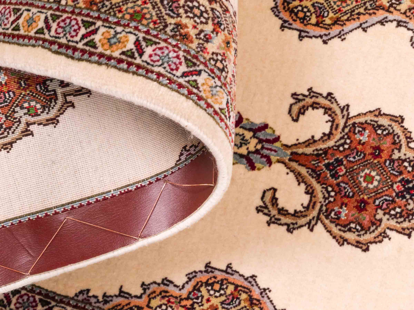 Handgeknüpfter Täbriz 40 Raj Läufer-Perserteppich von Khademi aus Wolle, cremeweiß-beige. Persischer Orientteppich. Von Hand geknüpft in Iran. Größe: 120 cm x 40 cm. Teppichnummer: SB3-1026. Verkauf durch Jupiter Intl.