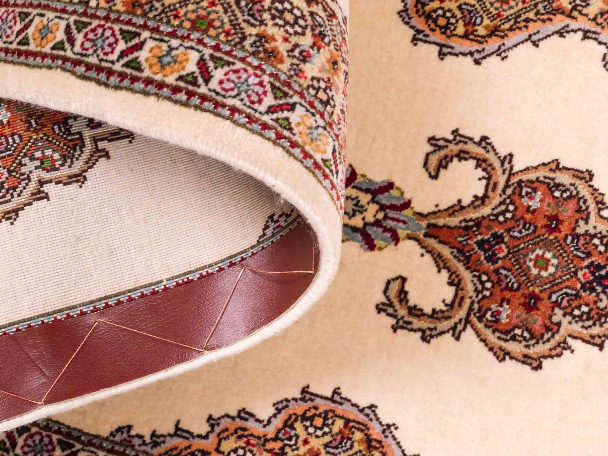Handgeknüpfter Täbriz 40 Raj Läufer-Perserteppich von Khademi aus Wolle, cremeweiß-beige. Persischer Orientteppich. Von Hand geknüpft in Iran. Größe: 120 cm x 40 cm. Teppichnummer: SB3-1026. Verkauf durch Jupiter Intl.