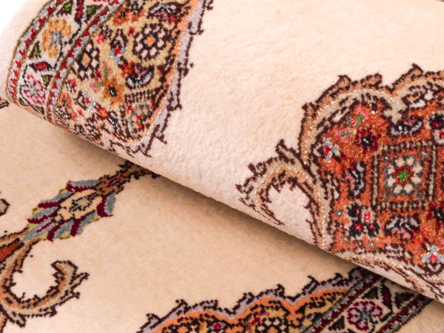 Handgeknüpfter Täbriz 40 Raj Läufer-Perserteppich von Khademi aus Wolle, cremeweiß-beige. Persischer Orientteppich. Von Hand geknüpft in Iran. Größe: 120 cm x 40 cm. Teppichnummer: SB3-1026. Verkauf durch Jupiter Intl.