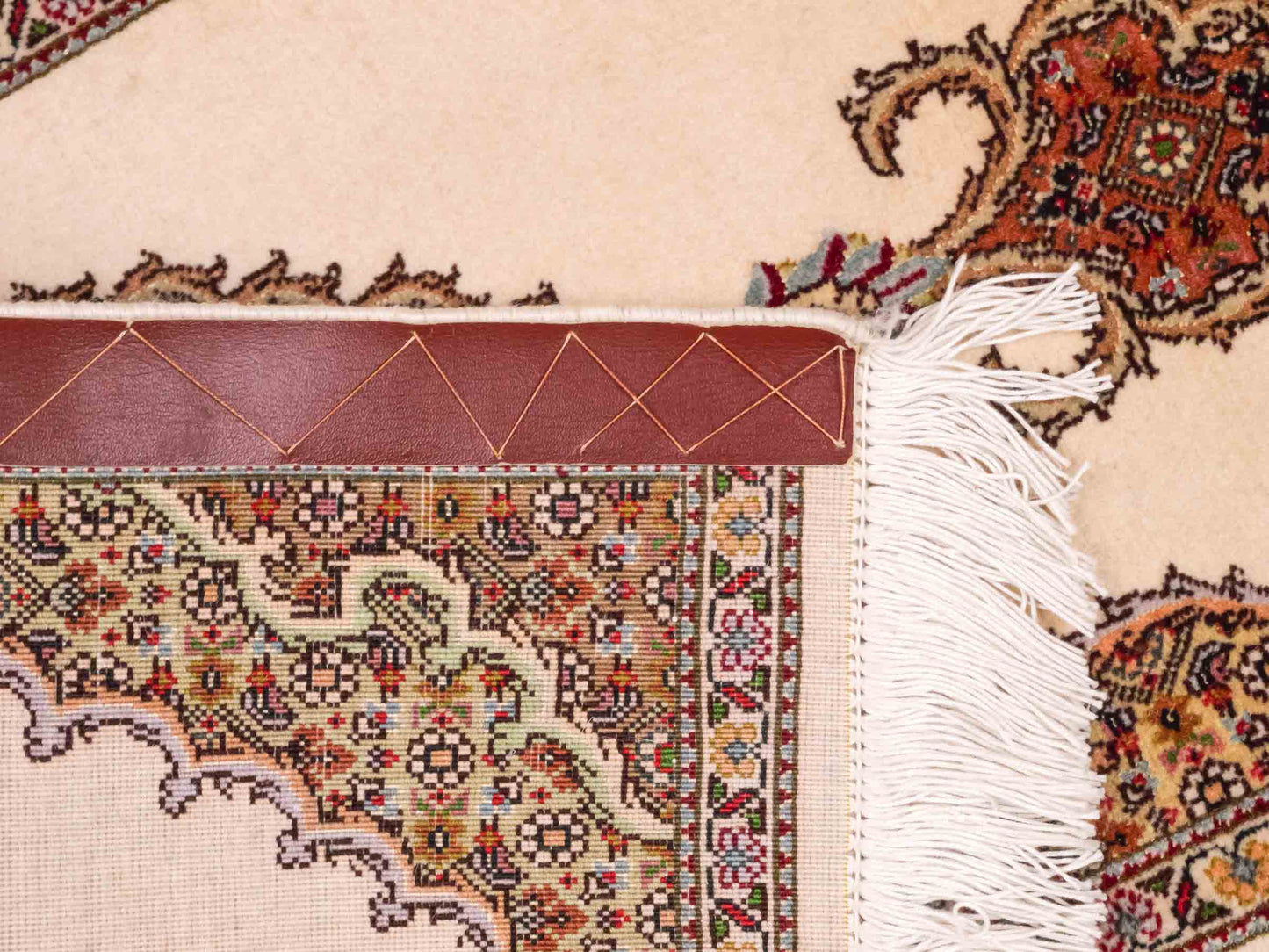 Handgeknüpfter Täbriz 40 Raj Läufer-Perserteppich von Khademi aus Wolle, cremeweiß-beige. Persischer Orientteppich. Von Hand geknüpft in Iran. Größe: 120 cm x 40 cm. Teppichnummer: SB3-1026. Verkauf durch Jupiter Intl.