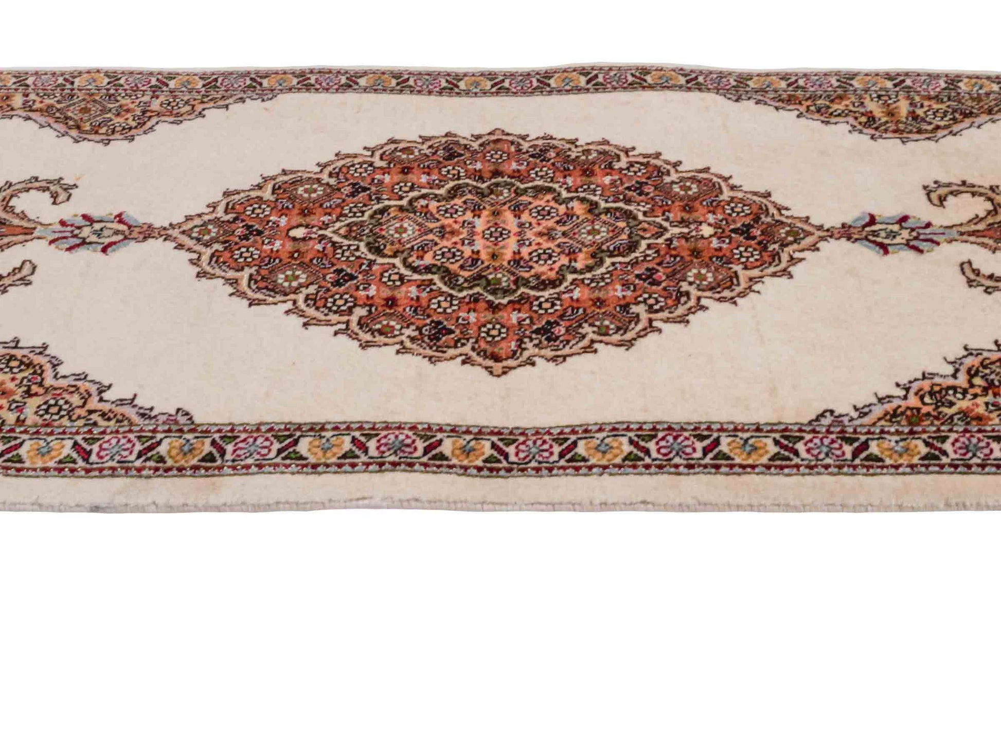 Handgeknüpfter Täbriz 40 Raj Läufer-Perserteppich von Khademi aus Wolle, cremeweiß-beige. Persischer Orientteppich. Von Hand geknüpft in Iran. Größe: 120 cm x 40 cm. Teppichnummer: SB3-1026. Verkauf durch Jupiter Intl.
