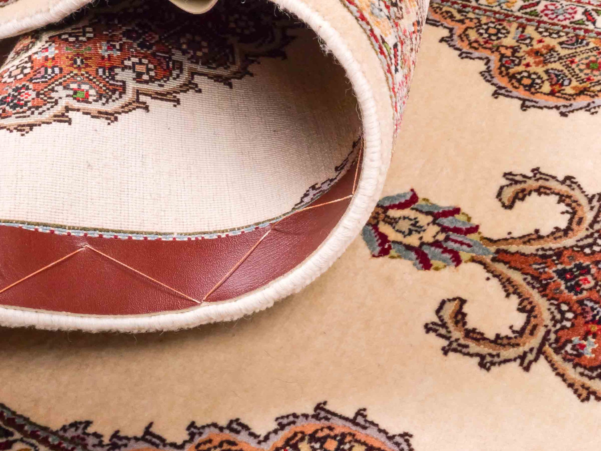 Handgeknüpfter Täbriz 40 Raj Läufer-Perserteppich von Khademi aus Wolle, cremeweiß-beige. Persischer Orientteppich. Von Hand geknüpft in Iran. Größe: 120 cm x 40 cm. Teppichnummer: SB3-1026. Verkauf durch Jupiter Intl.