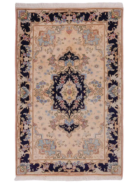Handgeknüpfter Vintage Täbriz 40 Raj Perserteppich von Khademi aus Wolle mit Seide, lachs-navy. Persischer Orientteppich. Von Hand geknüpft in Iran. Größe: 120 cm x 76 cm. Teppichnummer: SB3-1027. Verkauf durch Jupiter Intl.